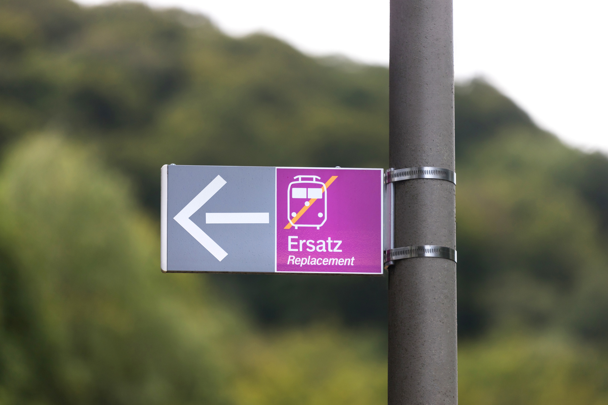 Symbolbild. Das Augsburger Busunternehmen EcoVista übernimmt den Schienenersatzverkehr für die Bahnstrecke Hamburg-Berlin. Foto: Tobias Arhelger /stock.adobe.com