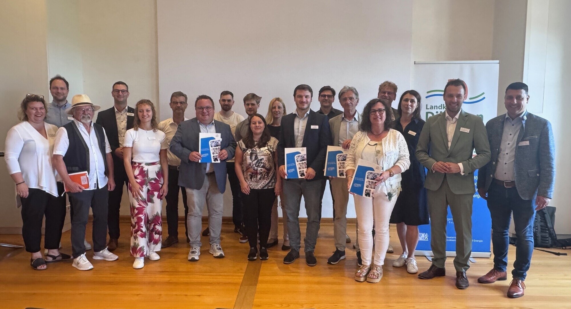 Gemeinsam mit den beteiligten Unternehmen, Einrichtungen und Institutionen stellte das Regionalmanagement die neue Digitalstrategie für den Landkreis vor. Foto: Landratsamt Dillingen