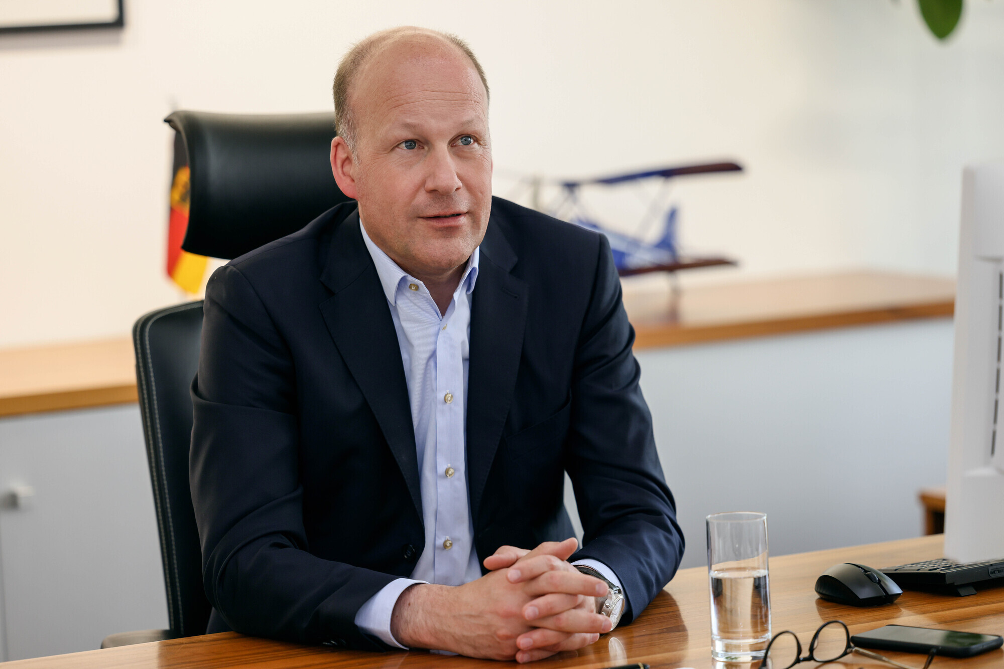 Landrat Martin Sailer hat in den vergangenen Monaten Vertreterinnen und Vertreter der anliegen den Kommunen von Schmutter und Zusam zu drei umfangreichen Konferenzen ins Landratsamteingeladen, um gemeinsam Lehren aus der verheerenden Hochwasserkatastrophe 2024 zu ziehen und den Hochwasserschutz nachhaltig zu stärken. Foto: Julia Pietsch