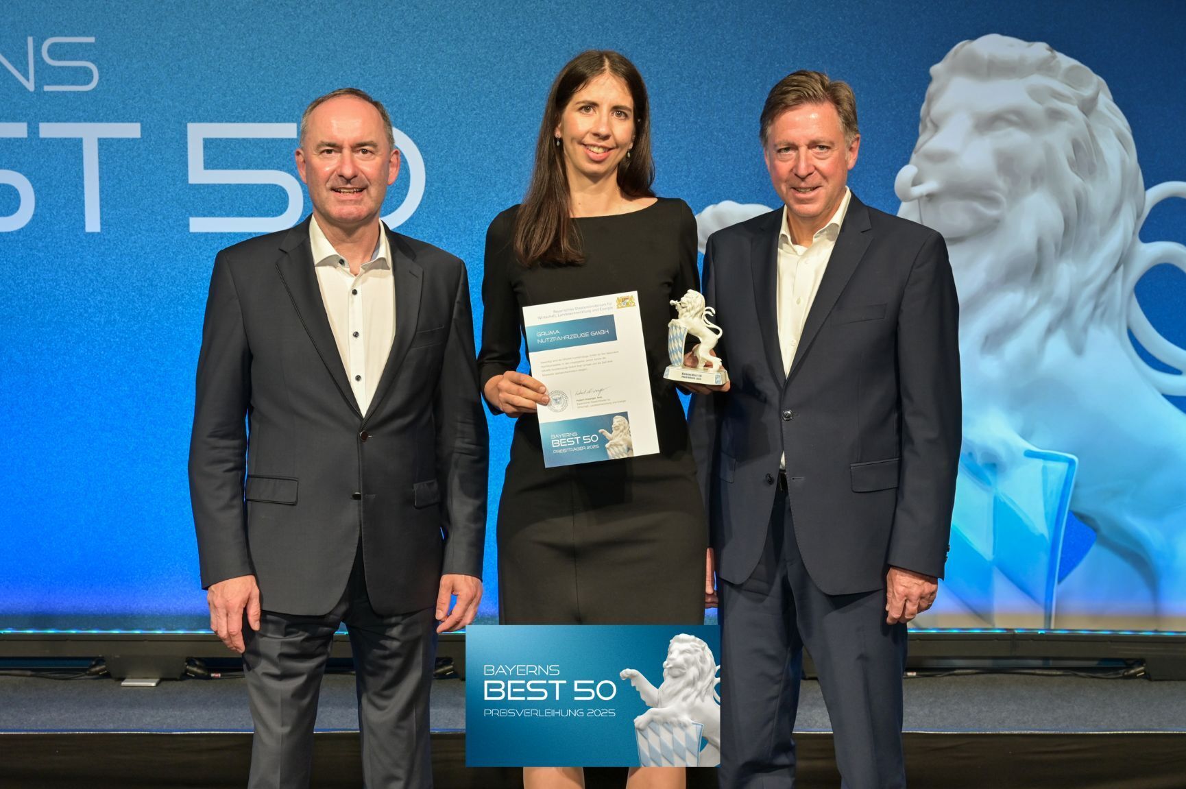 Sophie Gruber von GRUMA freut sich mit Staatsminister Hubert Aiwanger und Juror Prof. Dr. Thomas Edenhofer (Tilly GmbH &amp; Co. KG) über die Auszeichnung als Bayerns Best 50. Bild: Fotostudio Heuser