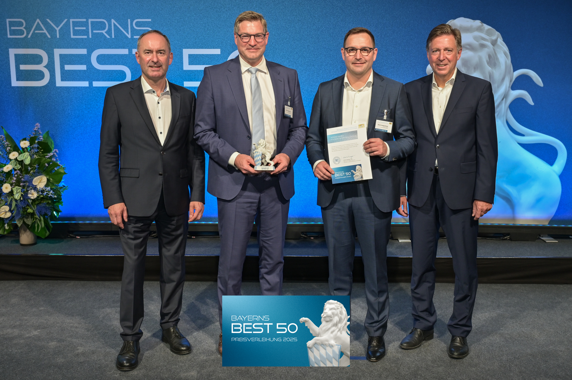Der bayerische Wirtschaftsminister Hubert Aiwanger (links) und Juror Prof. Dr. Thomas Edenhofer (rechts) übergeben die Auszeichnung an die XITASO-Geschäftsführer Ulrich Huggenberger (2.v.l) und Martin Huggenberger (3.v.l.). Bild: Fotostudio Heuser
