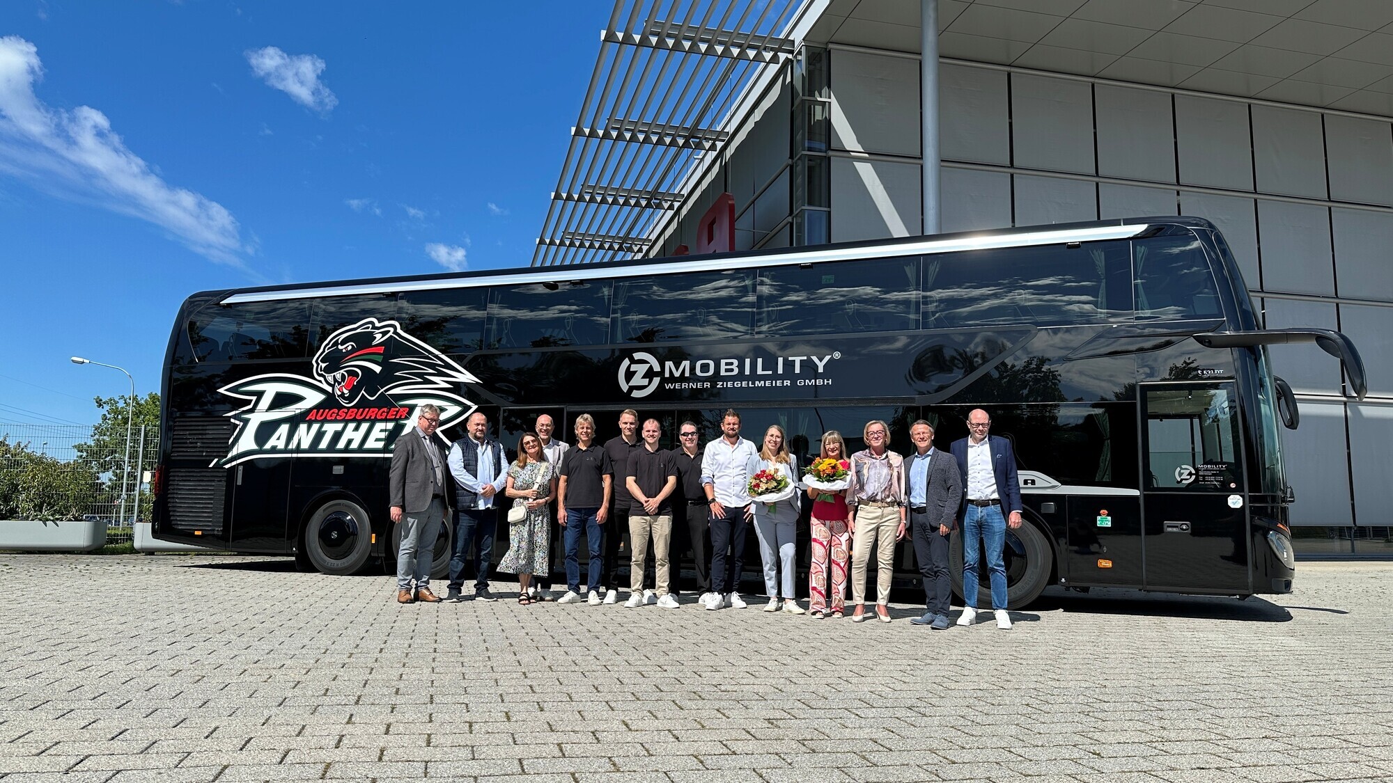 Der Setra TopClass S 531 DT von Z-Mobility soll die Panther und ihr Betreuerteam künftig komfortabel und sicher zu den Auswärtsspielen befördern. Fotoquelle: Augsburger Panther Eishockey GmbH