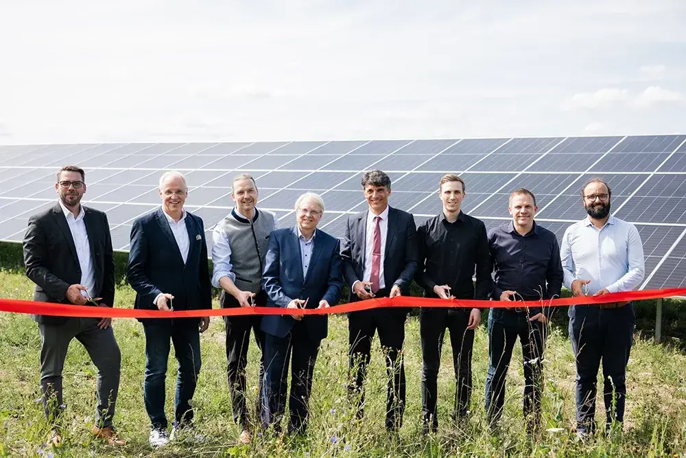 Bei der offiziellen Eröffnung der PV-Freiflächenanlage am Gleisdreieck Mindelheim. (von links): Ralph Stolz (Sparkasse Allgäu),