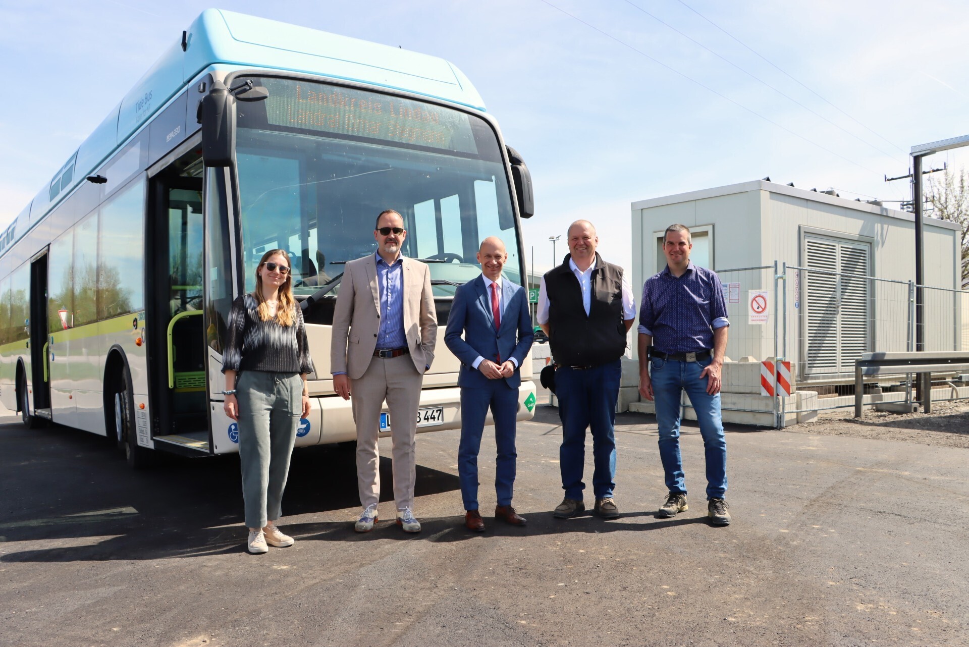 v.l.n.r.: Vanessa Gasser, Erik Jahn, Landrat Elmar Stegmann, Klaus Burkhard und Bürgermeister Stephan Höß.
