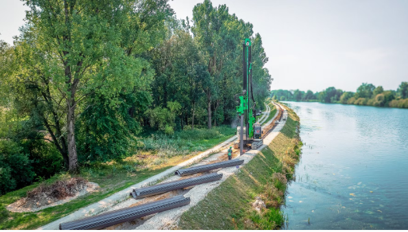 Nach der Sanierung der Dämme im Bereich des Kraftwerks Feldheim in 2018 werden nun auch am Kraftwerk Schwenningen die Dämme für den Hochwasserschutz ertüchtigt. Foto: D&amp;K Spezial Tiefbau GmbH &amp; Co. KG