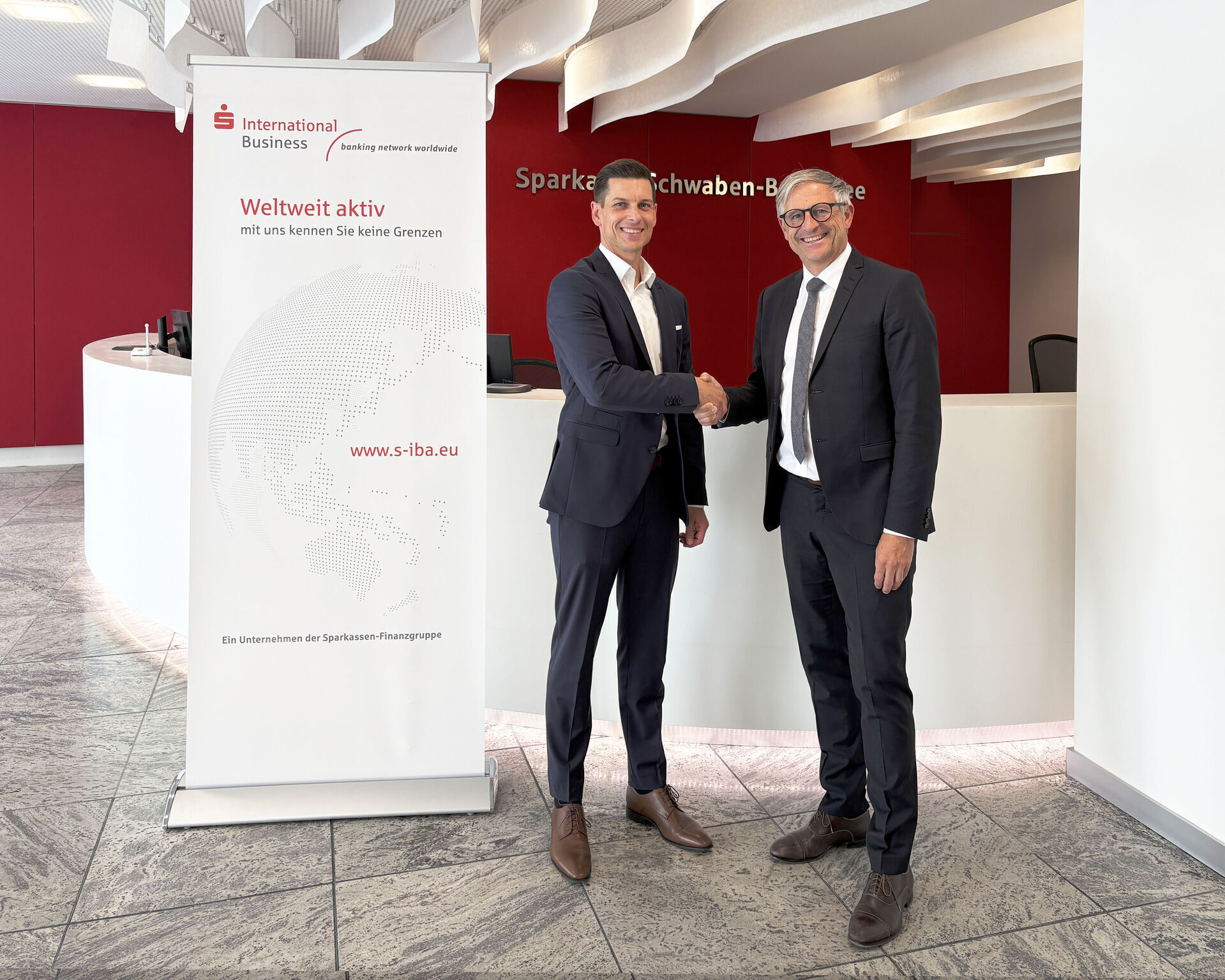 Von links: Dominik Mittring und Dr. Wolfgang Zettel bei der Vertragsverlängerung. Foto: S-International Business