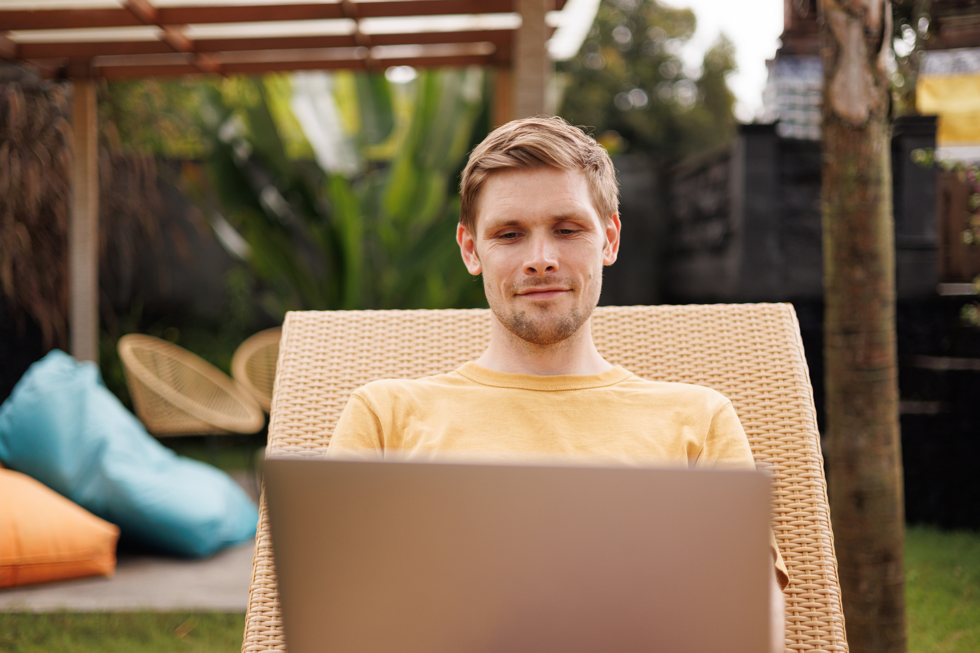 Bei einer Workation gilt es rechlich einiges zu beachten. Foto: stock.adobe.com / Girts