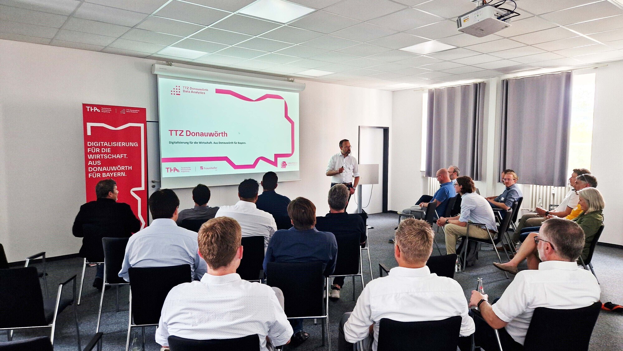 Mehrmals im Jahr treffen sich die Forschenden am TTZ Donauwörth der Technischen Hochschule Augsburg mit regionalen Unternehmen, um über aktuelle Themen zu sprechen - diesmal zum Thema Kl und Resilienz. Fotoquelle: Alexander Lehner / THA