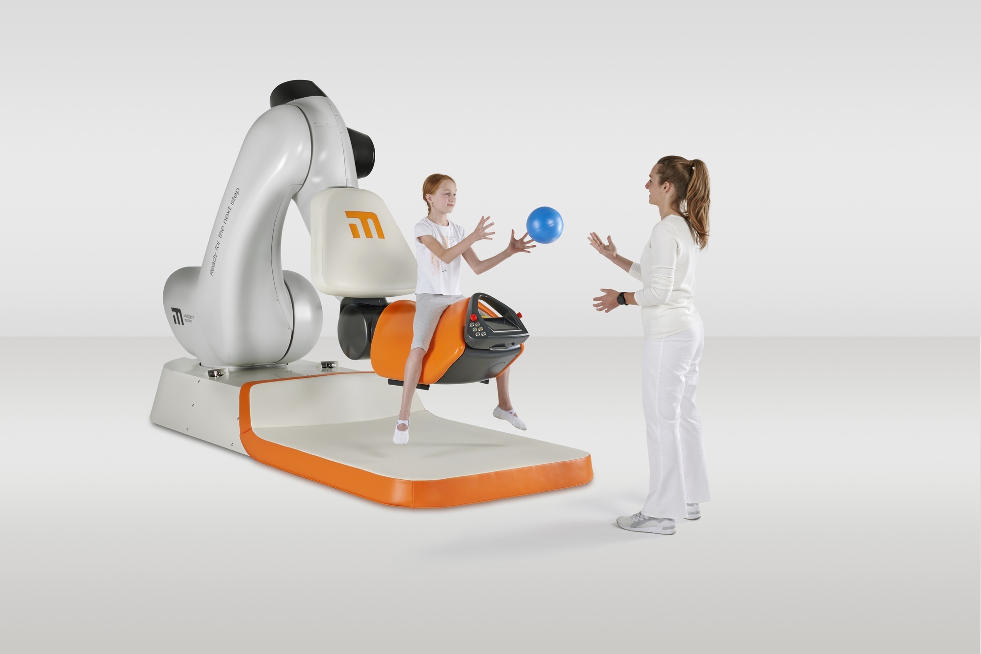 Hippotherapie mit Kuka-Roboter statt mit Pferd. Foto: intelligent motion