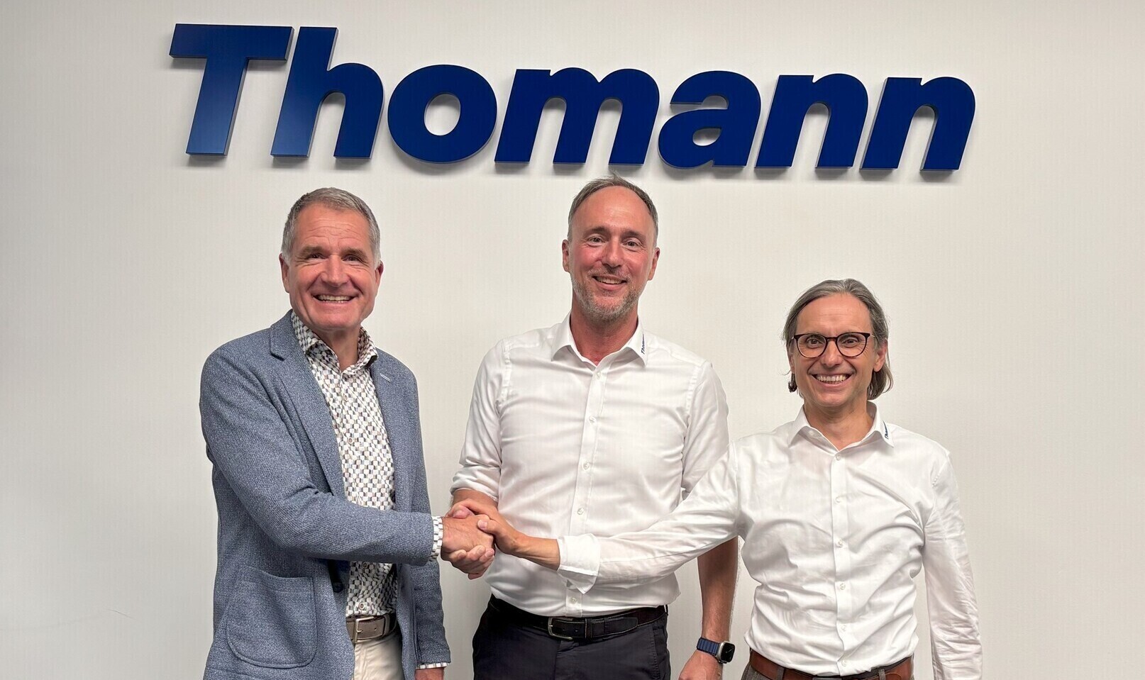 Rolf Thomann mit den Geschäftsführern Marcus Thommel und Markus Sprenger. Foto: Thomann GmbH