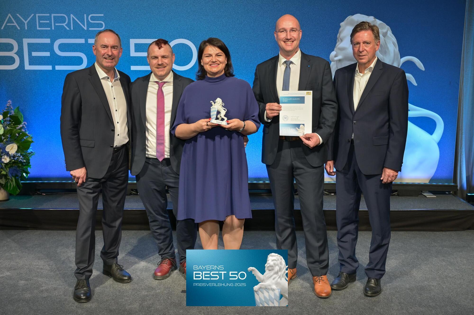 Von links: Hubert Aiwanger, Sascha Holzhammer, Ramona Meinzer, Alexander Birner (alle drei Aumüller Aumatic), Prof. Dr. Thomas Edenhofer (Baker Tilly GmbH &amp; Co. KG). Foto: StMWi / Studio SX Heuser