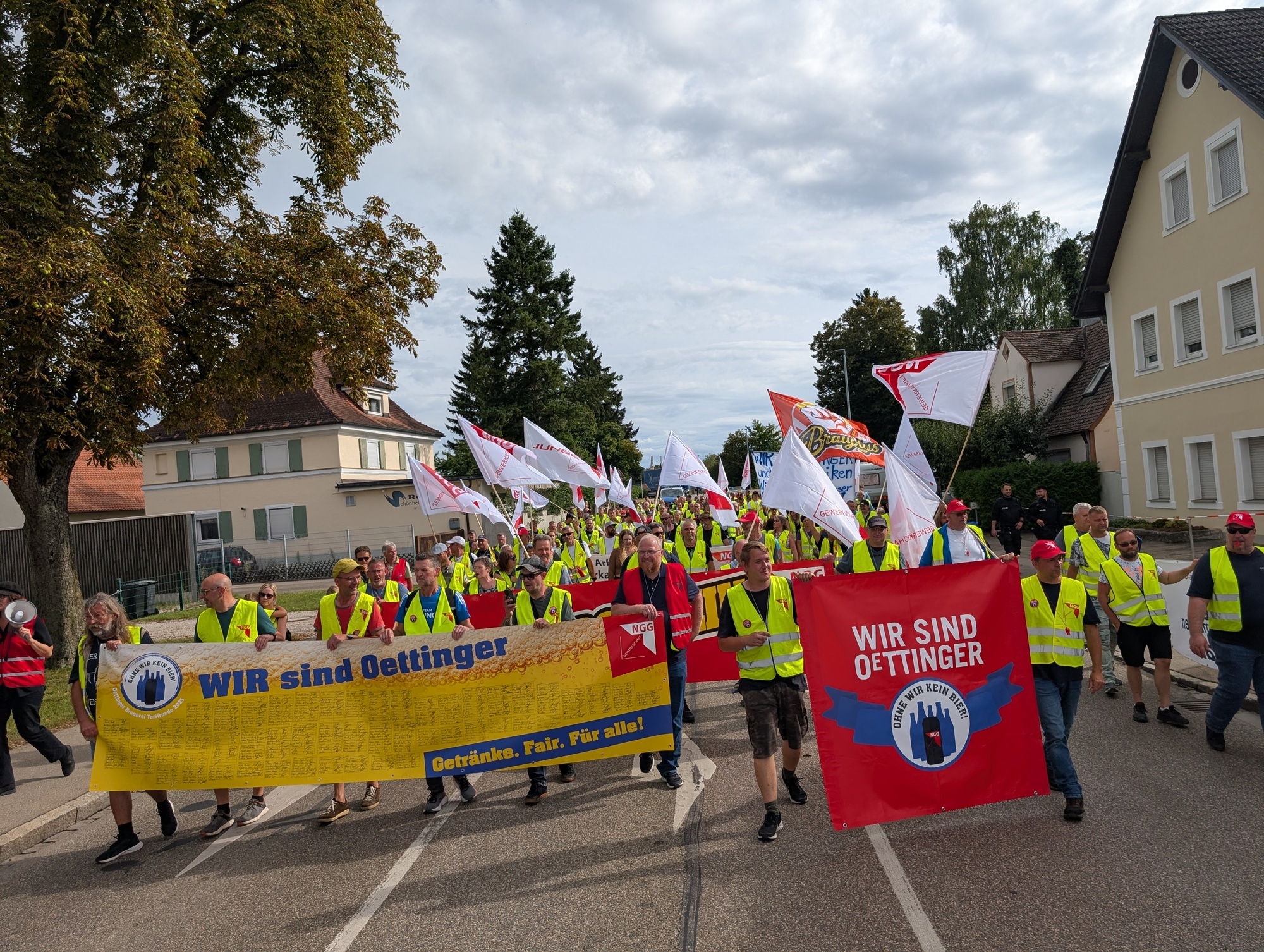 Laut der NGG haben am Freitag in Oettingen rund 500 Mitarbeitende von Oettinger und deren Familien wegen des Tarifstreits demonstriert. Foto: NGG