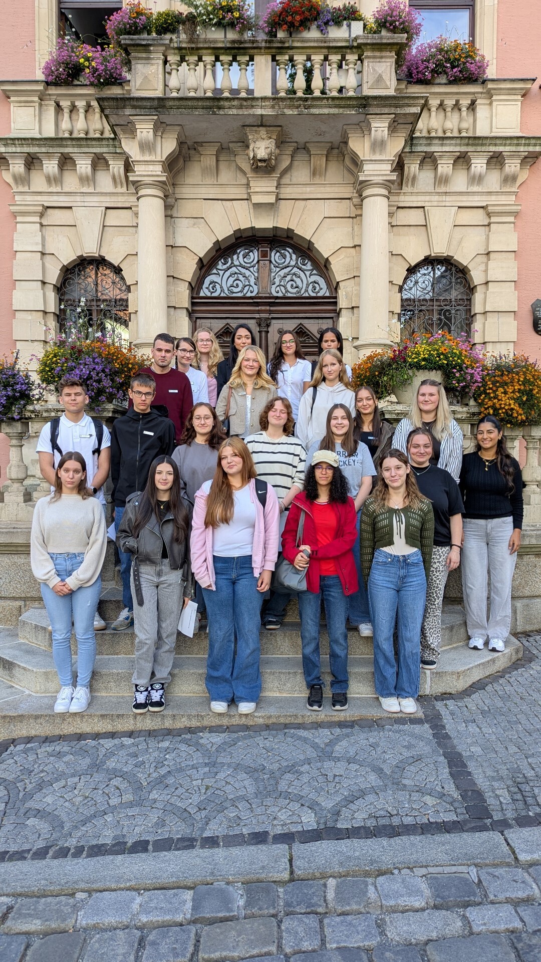 Elf neue Auszubildende haben bei der Stadt Kaufbeuren ihren Berufsstart gefeiert und wurden von Oberbürgermeister Stefan Bosse und den Personalverantwortlichen im Rathaus begrüßt. Fotoquelle: Stadt Kaufbeuren