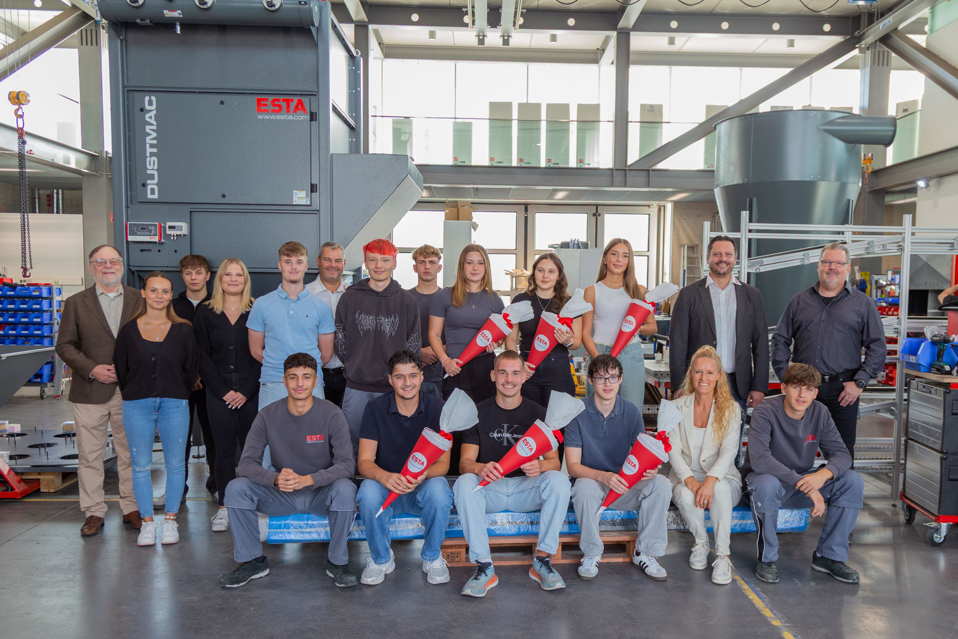 Die sechs neuen Auszubildenden wurden bei Esta in Senden von Geschäftsführung und Ausbildungsleitung willkommen geheißen. Fotoquelle: Esta Apparatebau GmbH &amp; Co. KG