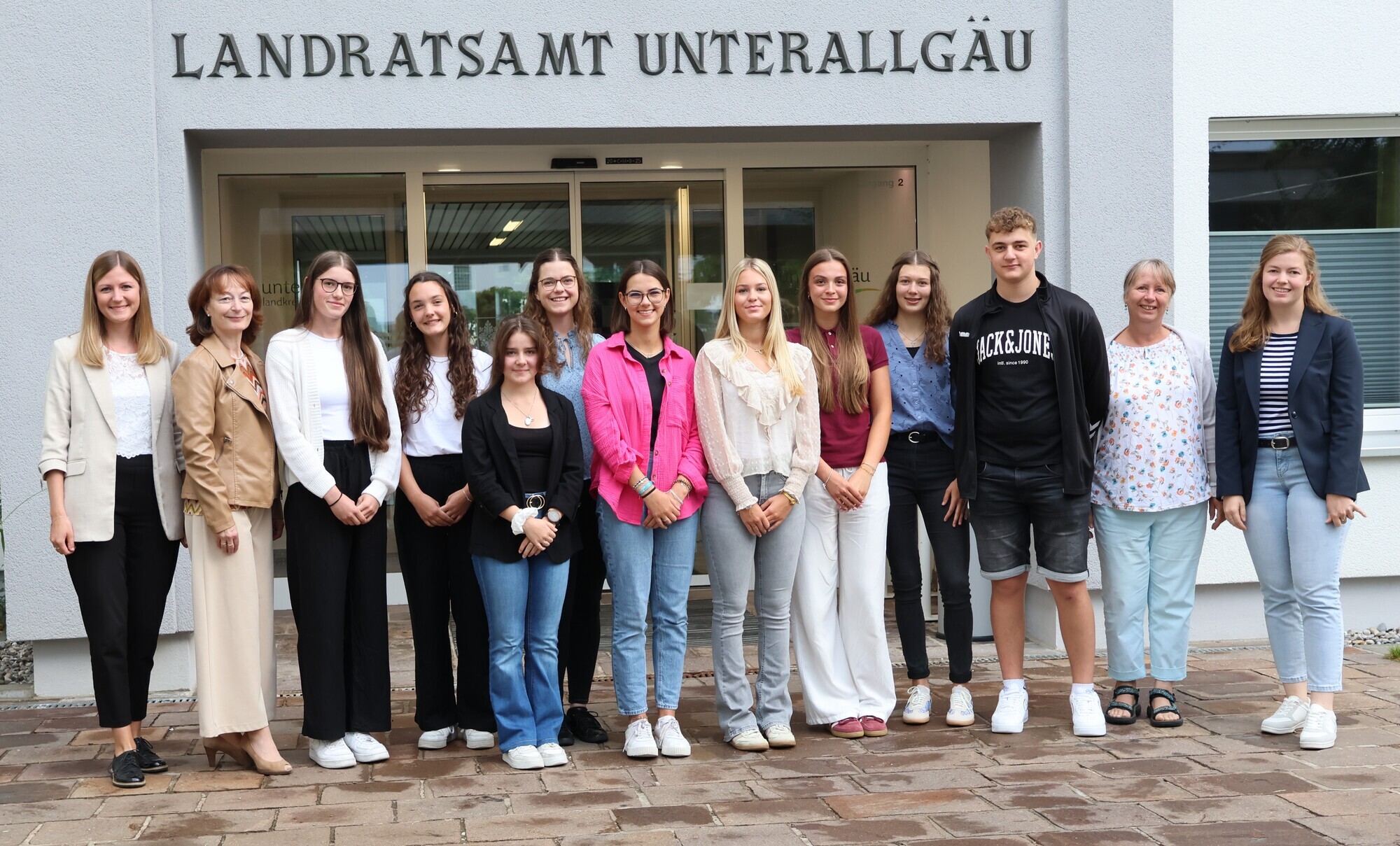 Patricia Fauß (links im Bild) und Johanna Baur (rechts im Bild) freuen sich mit Ingrid Arnold (zweite von links) und Dr. Maria Bachmaier (zweite von rechts), über die neuen Auszubildenden im Landratsamt Unterallgäu. Fotoquelle: Brigitte Neumeier / Landratsamt Unterallgäu