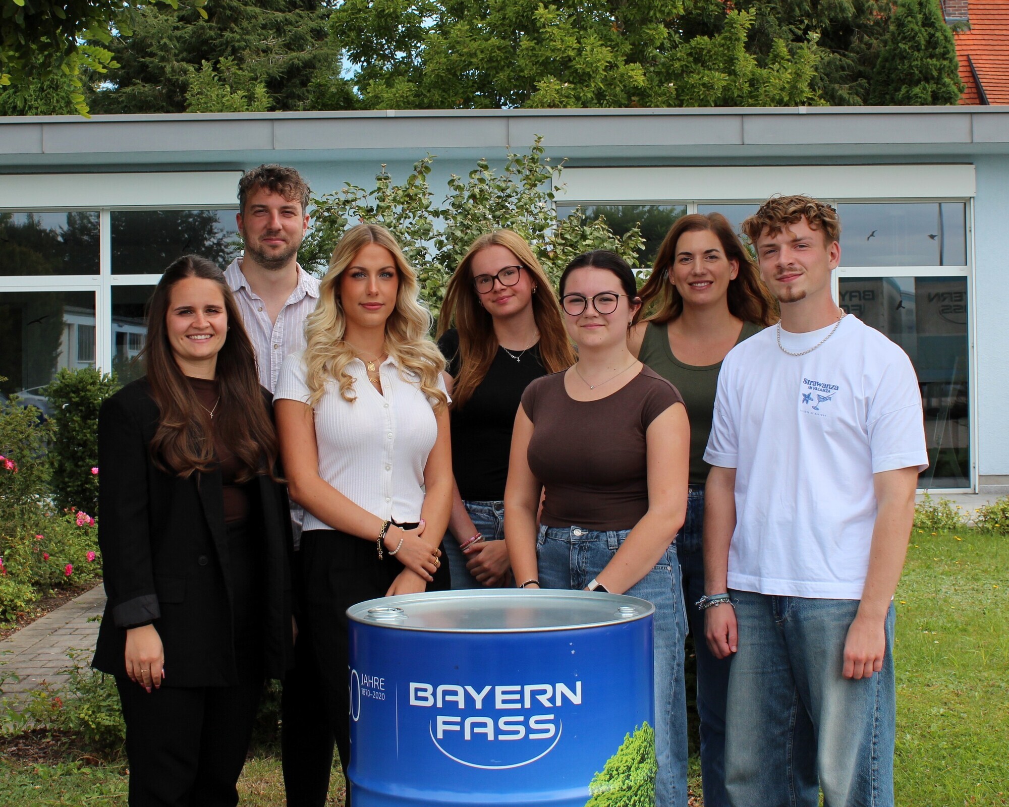 Die zwei neue Auszubildende werden von erfahrenen Ausbildenden begleitet. Fotoquelle: Bayern-Fass Gruppe