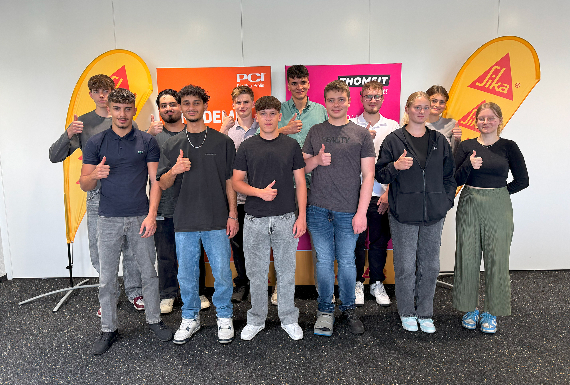 Insgesamt achtzehn neue Azubis beginnen 2025 ihre Ausbildung bei der PCI Augsburg GmbH. Fotoquelle: PCI Augsburg GmbH