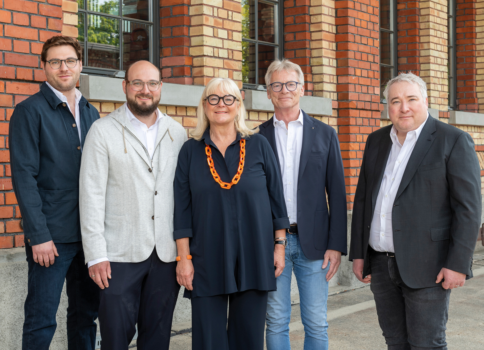 Von links: David und Dennis Brüggemann, Barbara Brüggemann-Hartz und Ralf Hartz sowie Florian Wiedemann vor der historischen Kälberhalle. Foto: Wiedemann / Andreas Brücklmair