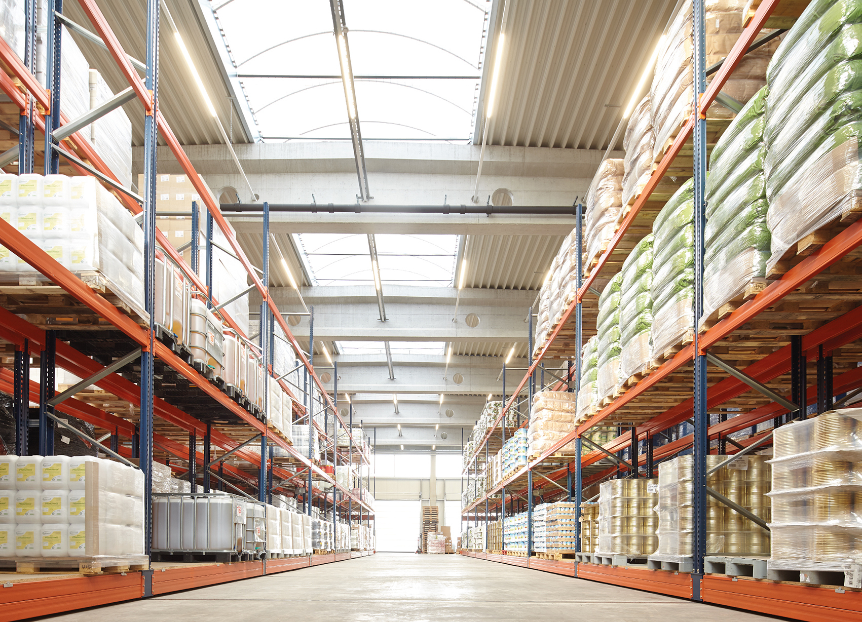 Die moderne Logistikhalle mit 2400 Palettenstellplätzen umfasst über 35.000 Artikel: von Gewürzen, Därmen, Maschinen für Produktion und Küche, bis hin zu Hilfsmitteln, Verpackungen und Berufsbekleidung. Foto: Walter Wiedemann