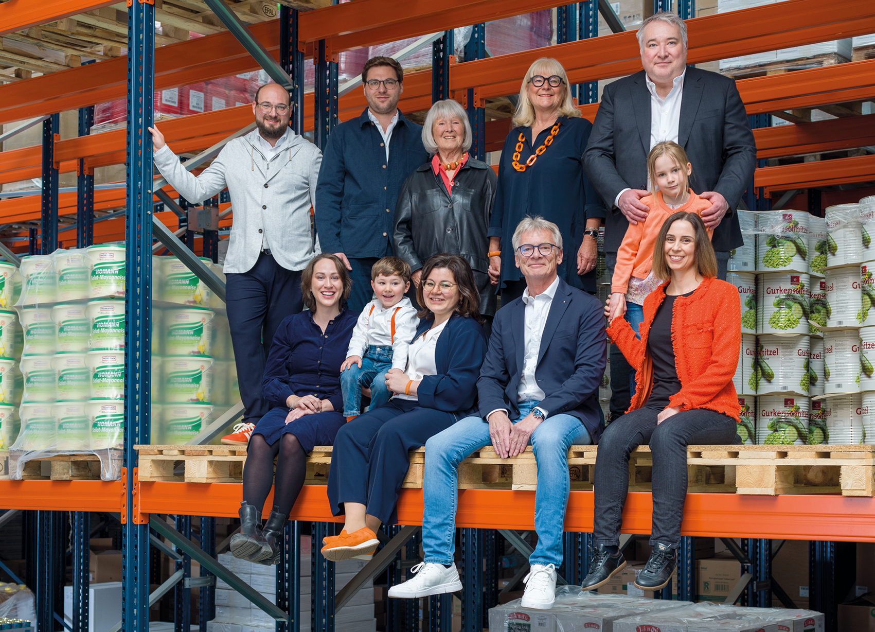 Die Familie im Hochregallager. Von hinten links: Dennis und David Brüggemann, Ingrid Wiedemann, Barbara Brüggemann-Hartz, Florian Wiedemann mit Tochter. Von vorne links: Laura Boldrin, Barbara Brüggemann mit Sohn, Ralf Hartz und Monika Wiedemann. Foto: Walter Wiedemann / Andreas Brücklmair