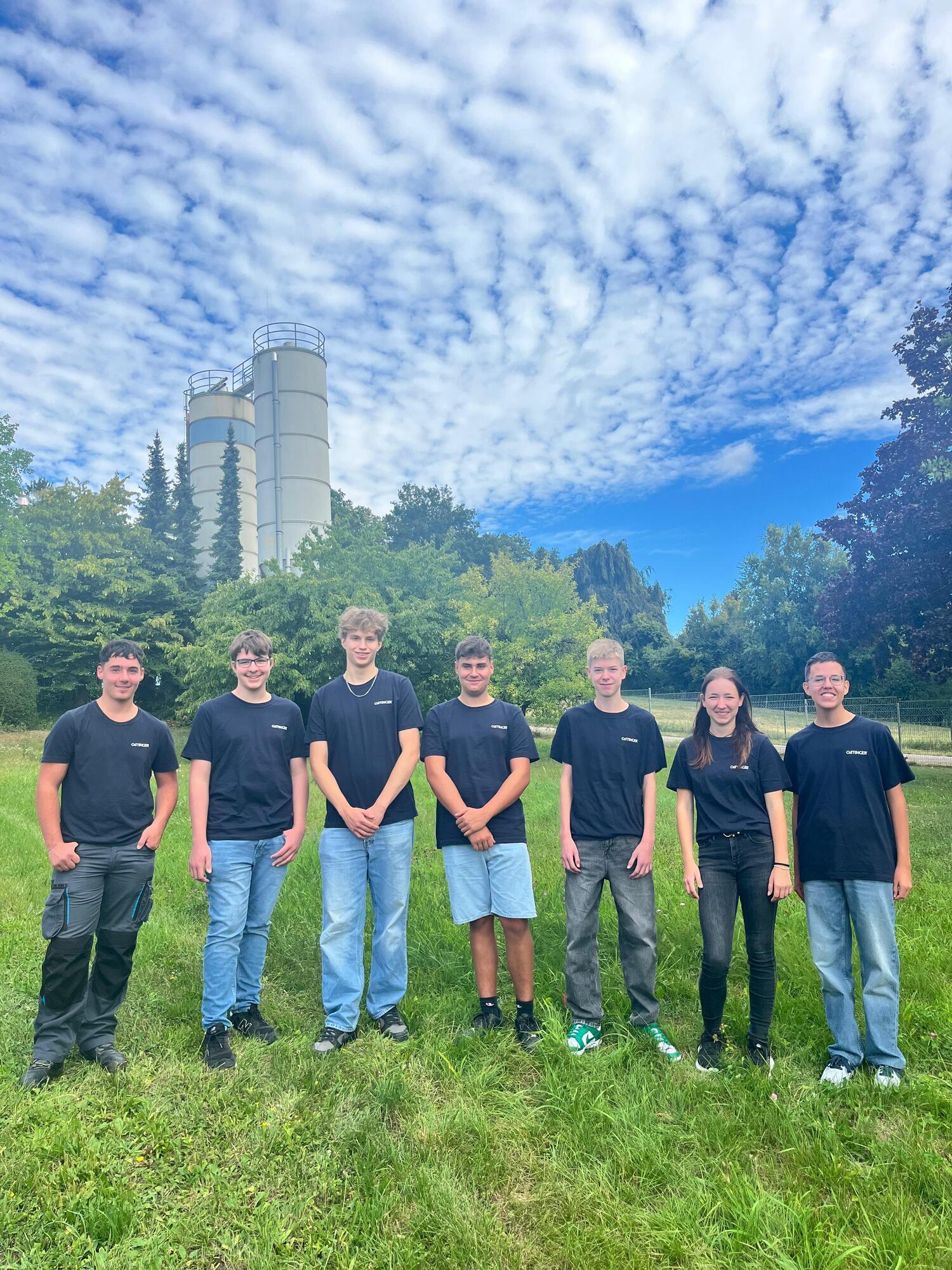 Oettinger Getränke begrüßt sieben neue Azubis in Oettingen. Von links: Toni Meyer, Nico Eul, Finn Helldörfer, Tim Wach, Simon Kienle, Janina Jäckle und Simon Krauß. Foto: Katharina Altenburger / Oettinger Getränke