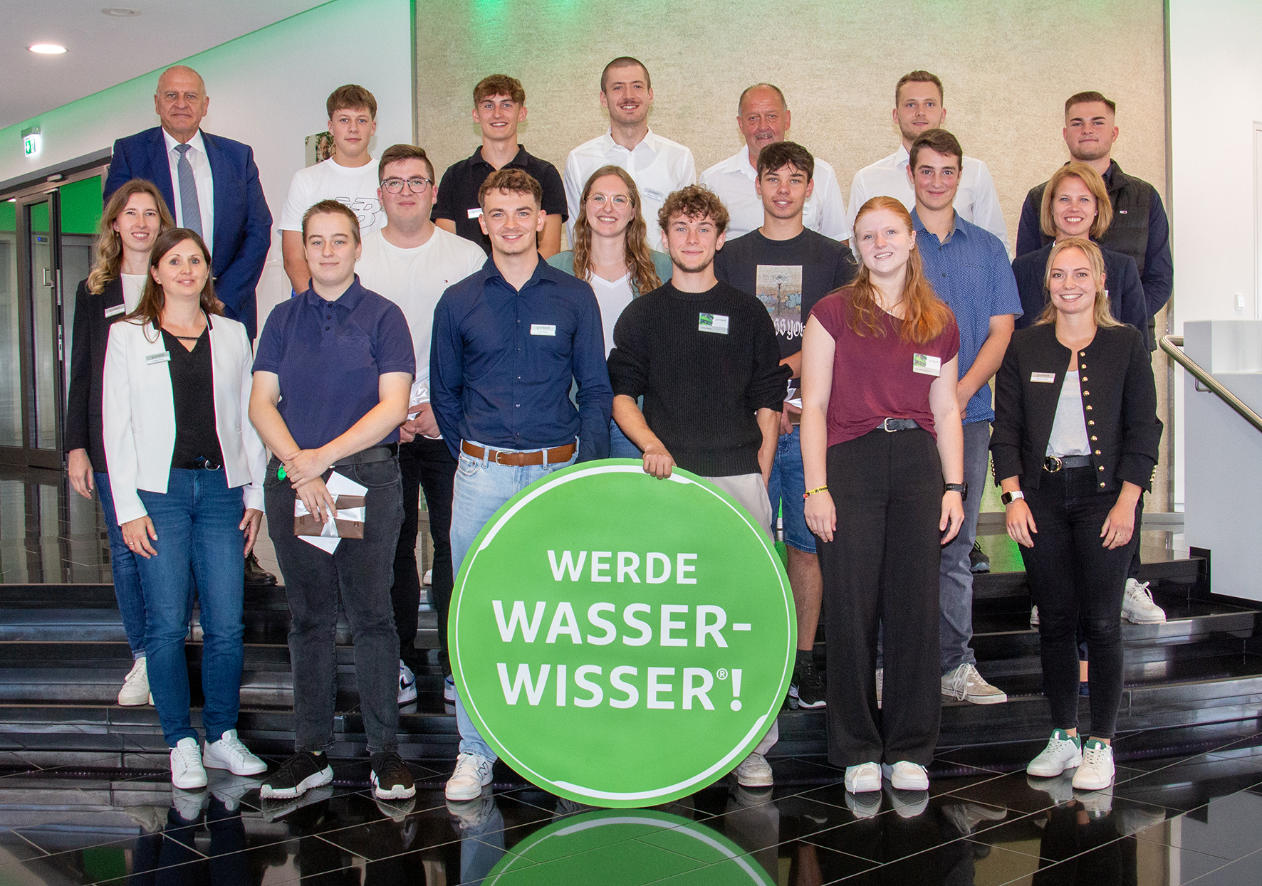 Gemeinsam mit dem Vorstand Dr. Günter Stoll sowie den Ausbilderinnen und Ausbildern feiern die Absolventinnen und Absolventen ihren erfolgreichen Ausbildungs- bzw. Studienabschluss. Fotoquelle: Grünbeck AG