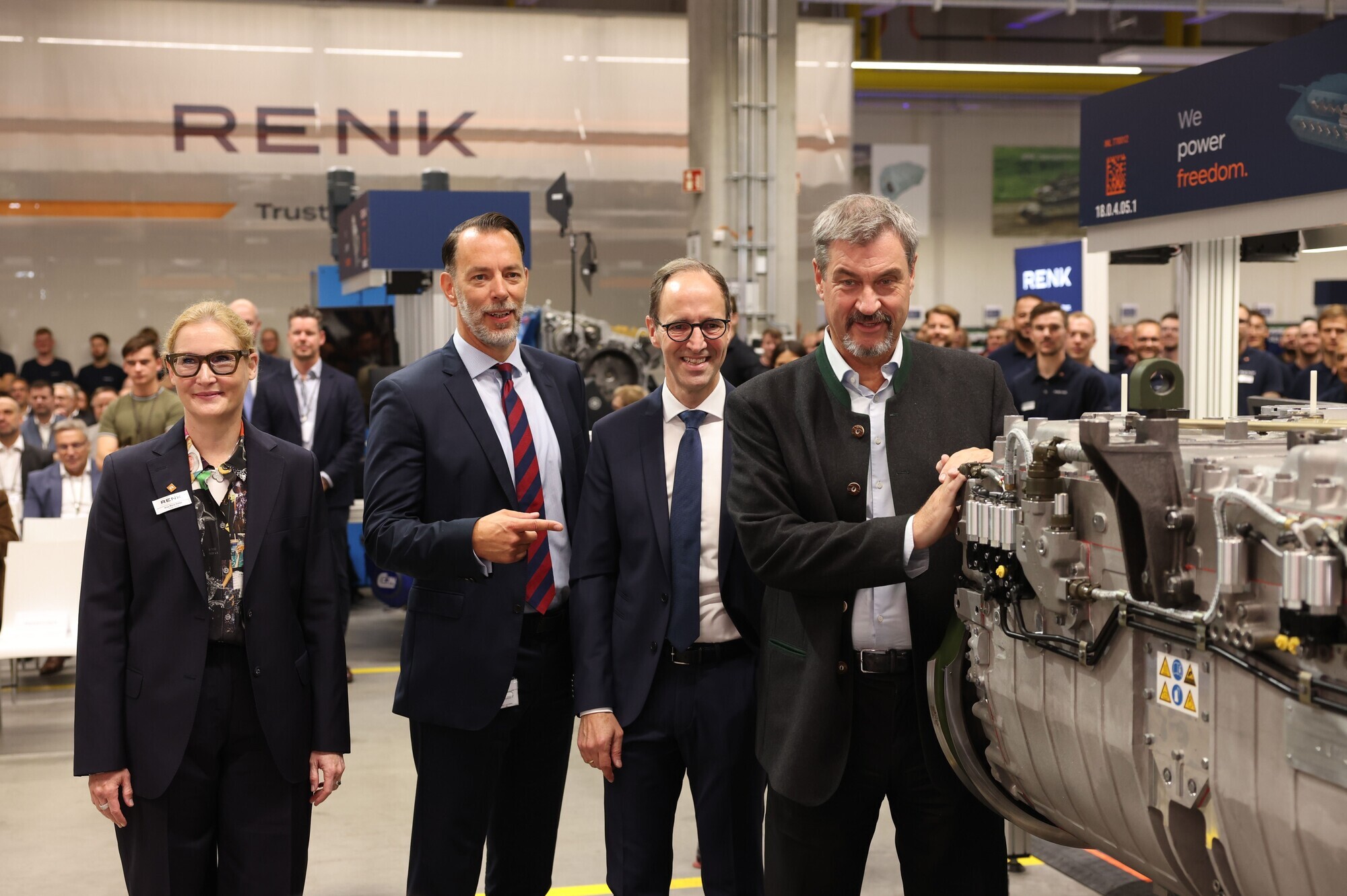 Bei der Einweihung des neuen modularen Produktionskonzepts in Augsburg (v.l.n.r.): Anja Mänz-Siebje, CFO der RENK Group AG, Dr. Alexander Sagel, CEO der RENK Group AG, Dr. Emmerich Schiller, COO der RENK Group AG, und der Bayerische Ministerpräsident Dr. Markus Söder. Foto: Daniel Schrader / Renk