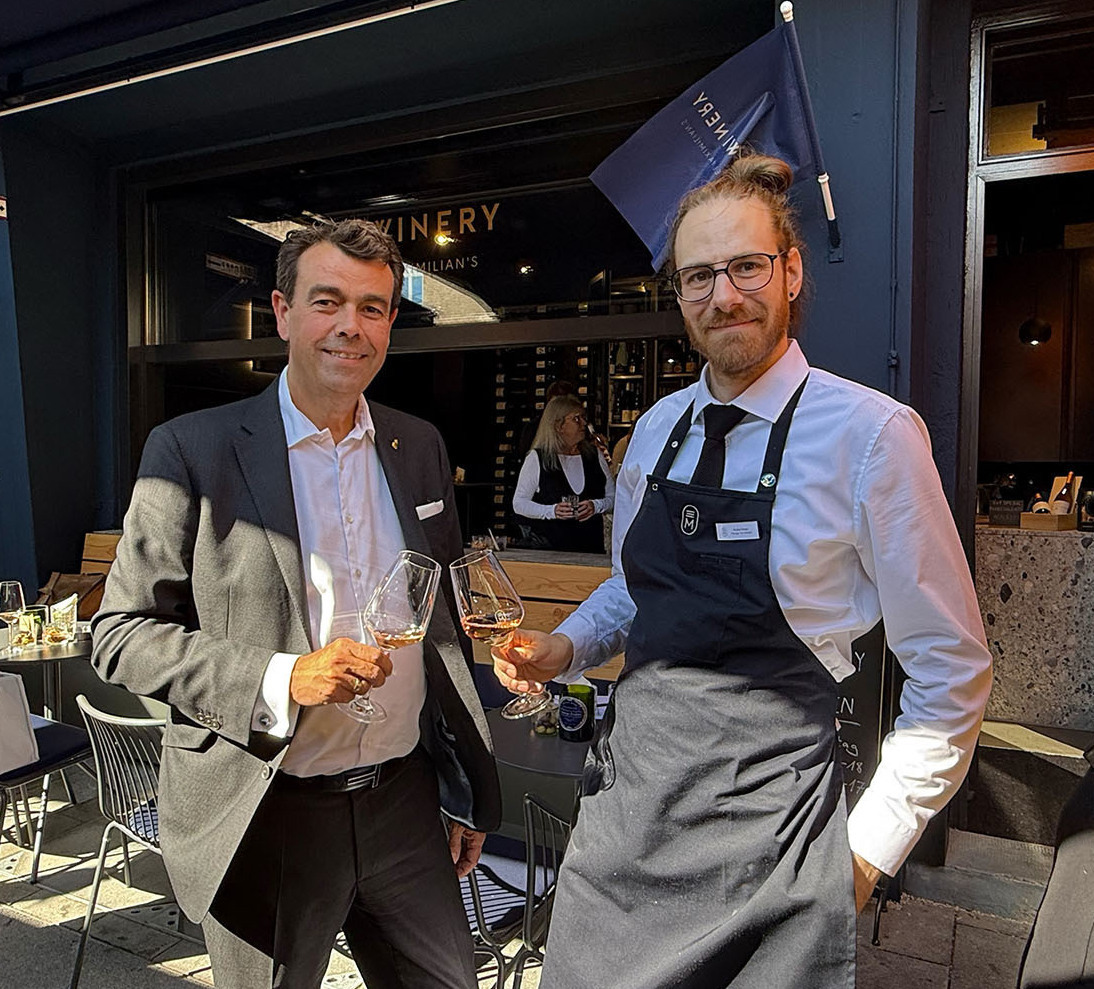 <p>Theodor Gandenheimer, General Manager des Maximilian’s, und Andre Maier, Betriebsleiter <br>„The Winery", am Augsburger Stadtmarkt. Foto: B4BSCHWABEN.de</p>