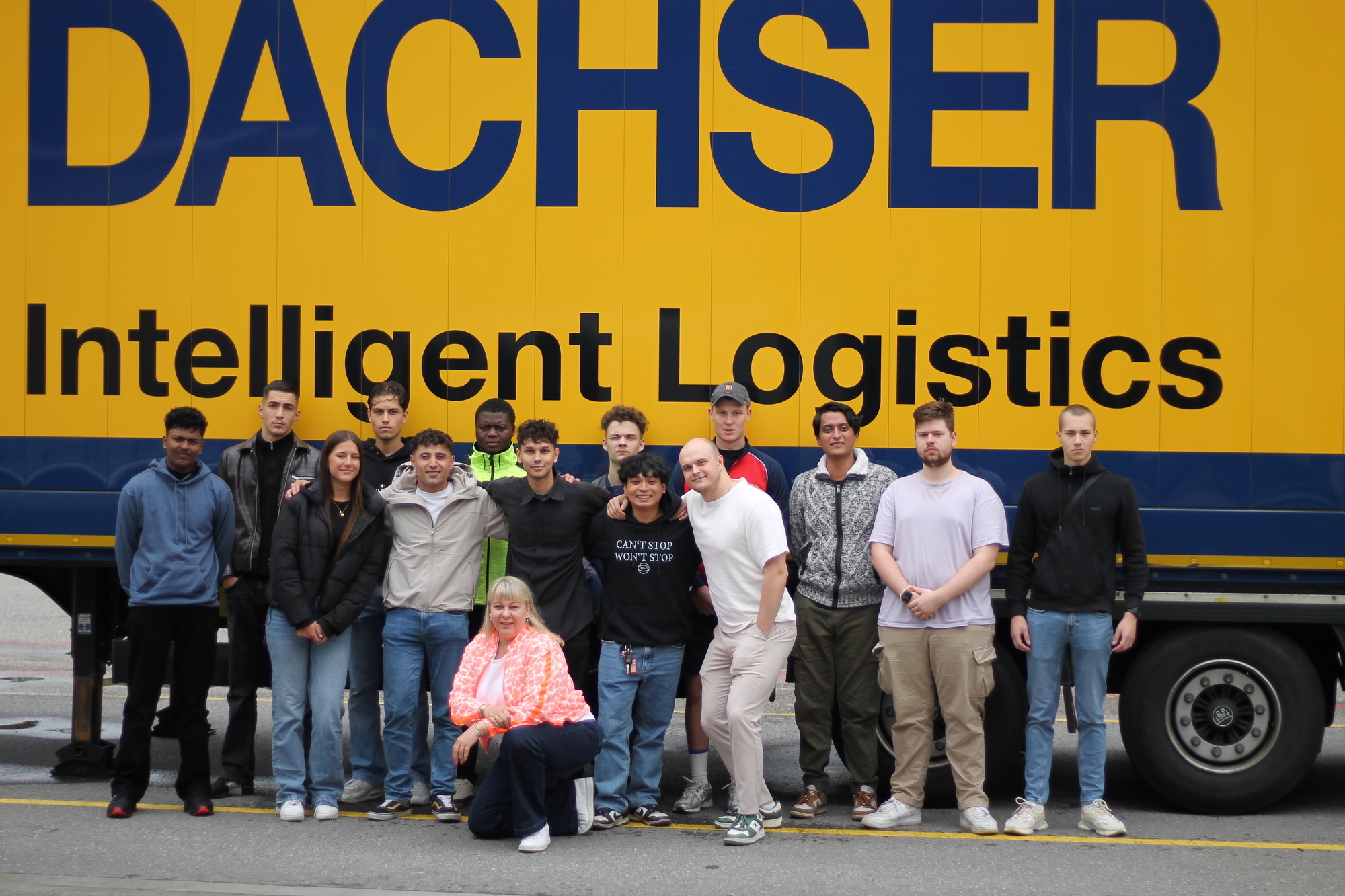 Die neuen Auszubildenden im Dachser Logistikzentrum Augsburg mit ihrer Ausbildungsleitung Nicole Schurig (vorne). Bild: Dachser