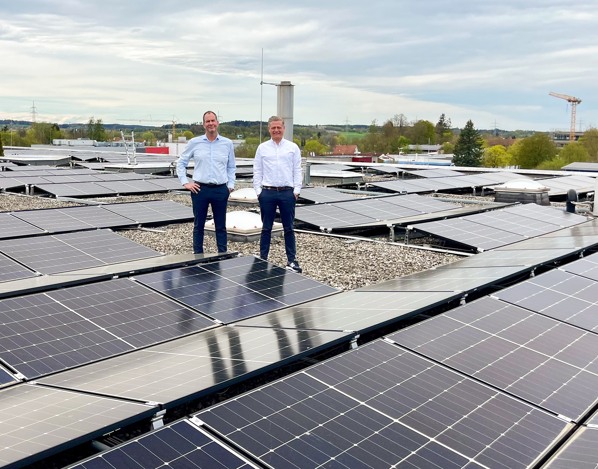 <strong>Geschäftsführer Sebastian Käuferle (rechts) und technische Leitung Bernd Stammel auf dem Werksdach in Aichach, Foto: Käuferle</strong>