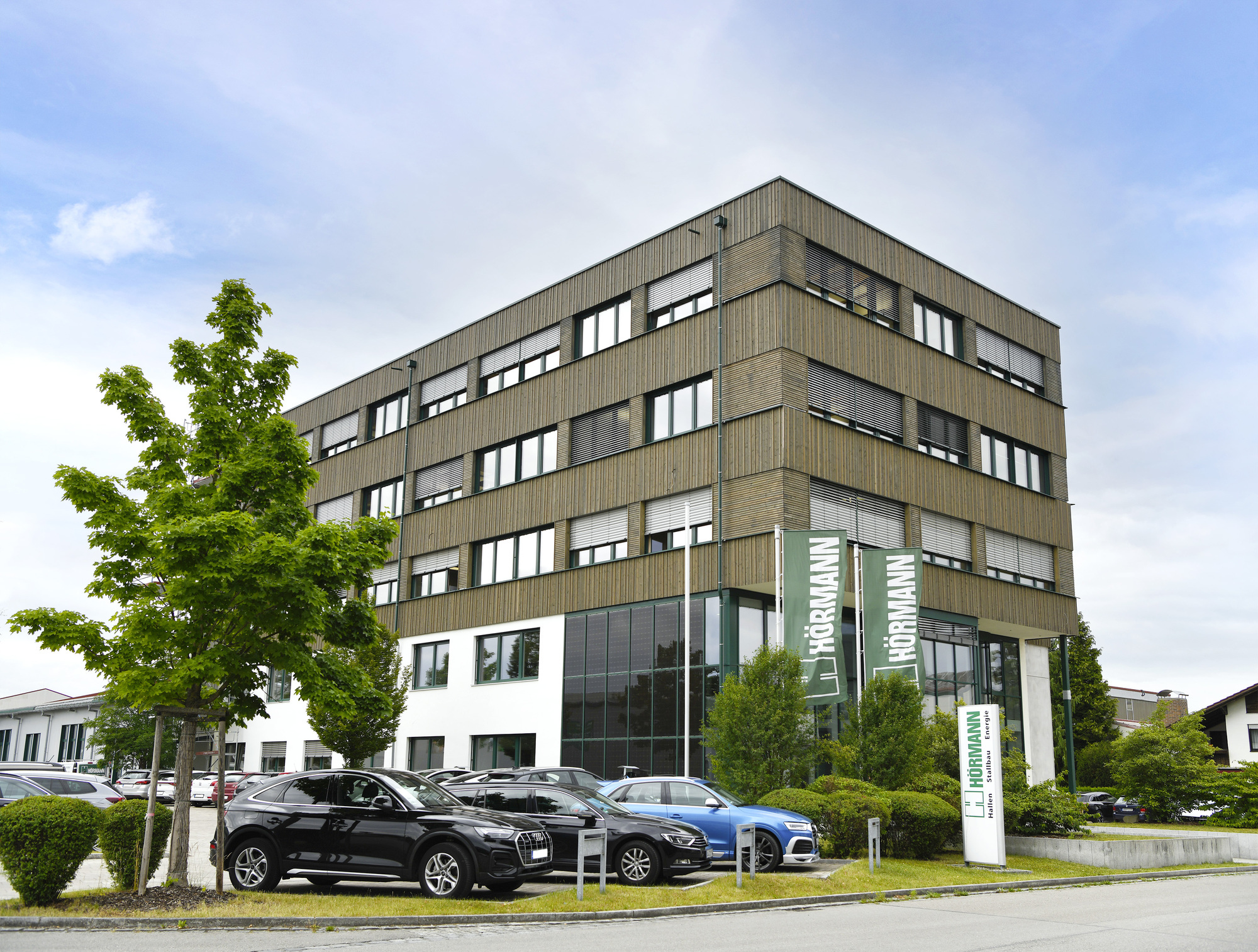 Die Aufstockung der Firmenzentrale von Hörmann in der Außenansicht. Foto: Rudolf Hörmann GmbH &amp; Co. KG