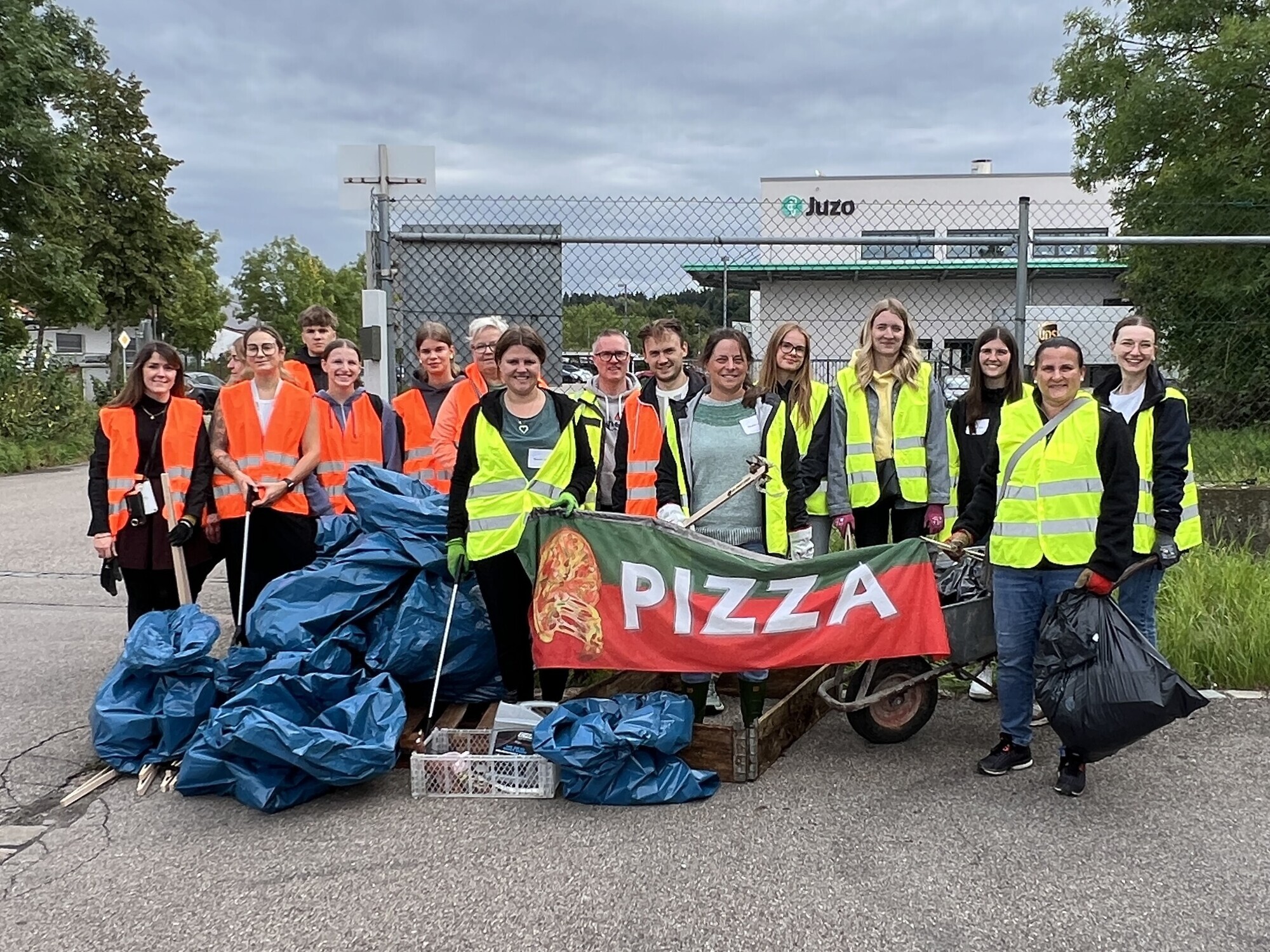 Mitarbeitende von Bayern-Fass und Juzo räumen beim CleanUp Day 2025 gemeinsam das Industriegebiet auf. Fotoquelle: Bayern-Fass Gruppe