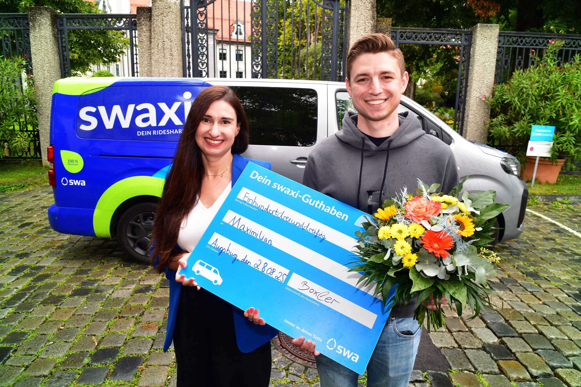 Swa Projektleiterin Julia Boxler überreicht dem 33.333 Kunden Maximilian Fahrtguthaben.