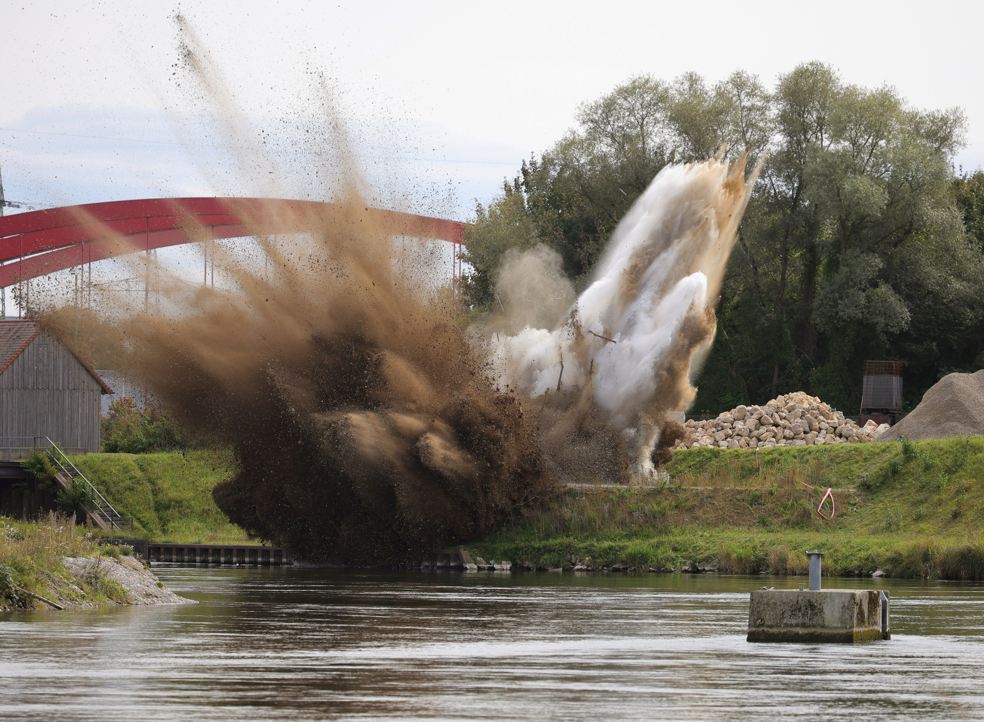 Hochwassertraining : Öffnung eines von der LEW errichteten, wasserhinterfüllten Musterdeichs durch gezielte Sprengung.