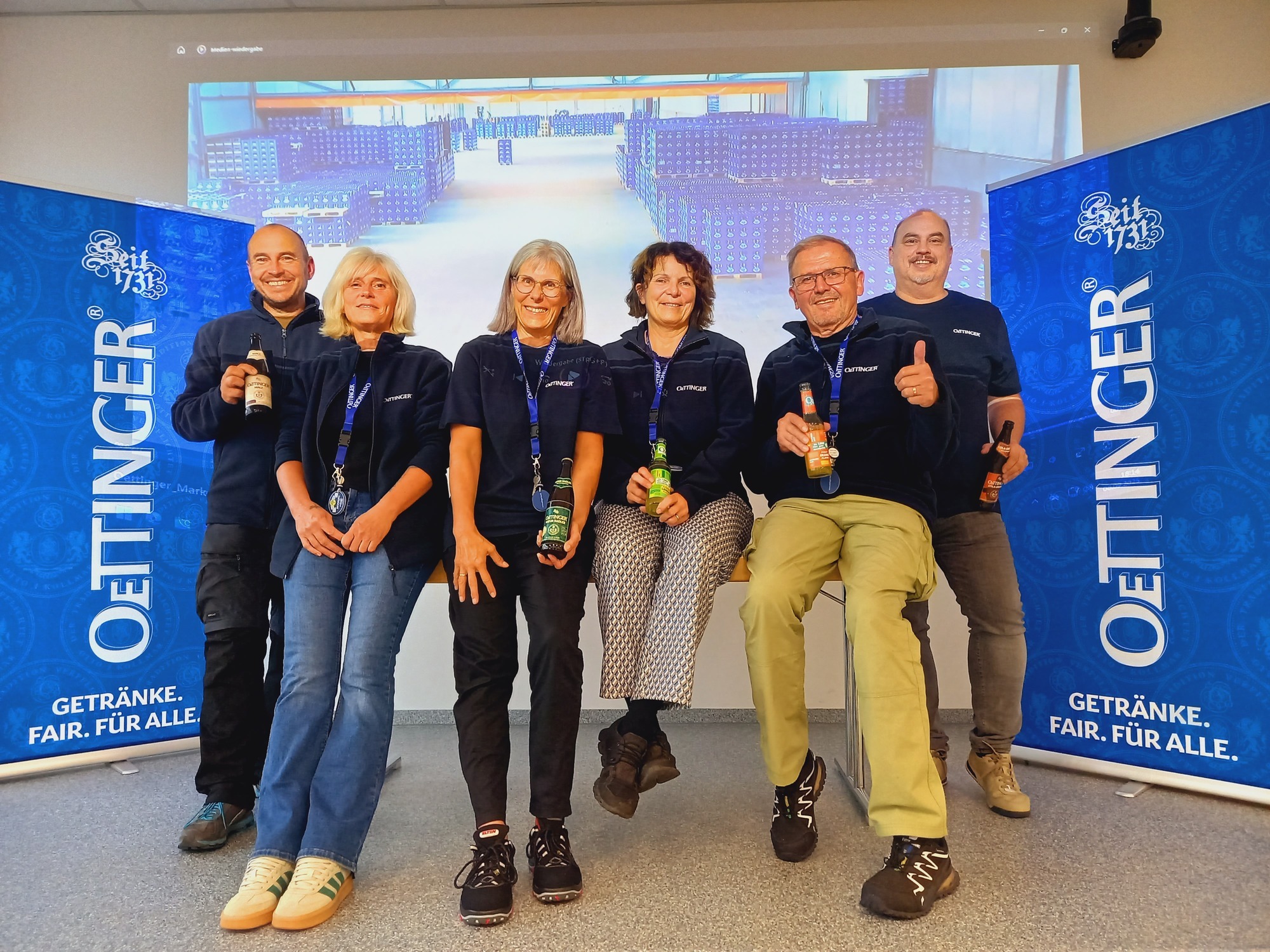 Ausgewählte Guides führen ab Oktober Besucher durch das Werk von Oettingere Getränke in Oettingen. Dazu zählen auch (von links) Markus Steinhöfer, Karin Wiedemann, Karin Elterlein, Barbara Forster, ErwinKnoll, Bernd Lindörfer. Foto: Natalie Bajon, Oettinger Getränke