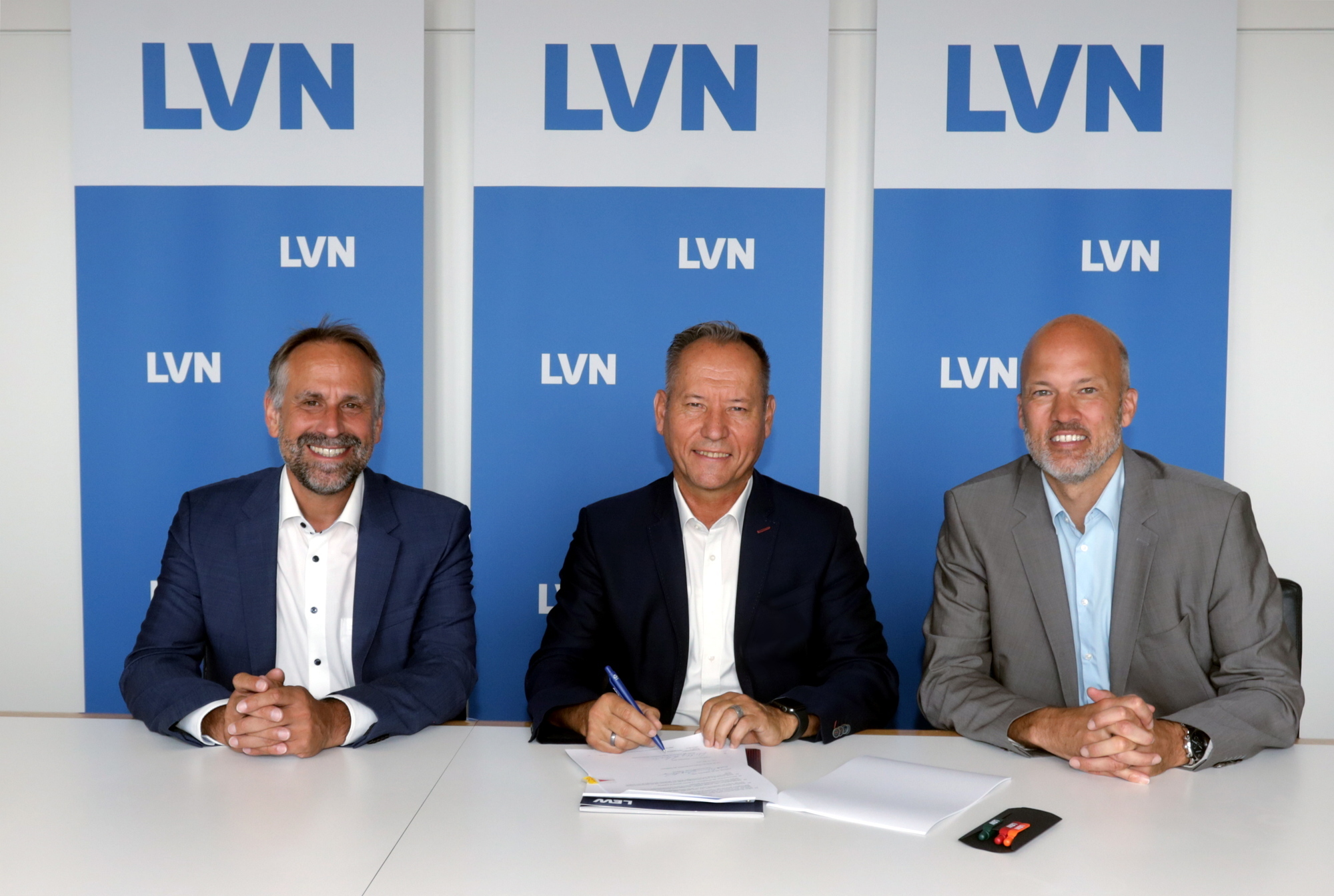 Von links: LVN-Geschäftsführer Norbert Wiedemann, Bürgermeister Willy Lehmeier und LEW-Vorstandsmitglied Christian Barr bei der Vertragsunterzeichnung. Foto: Lechwerke AG