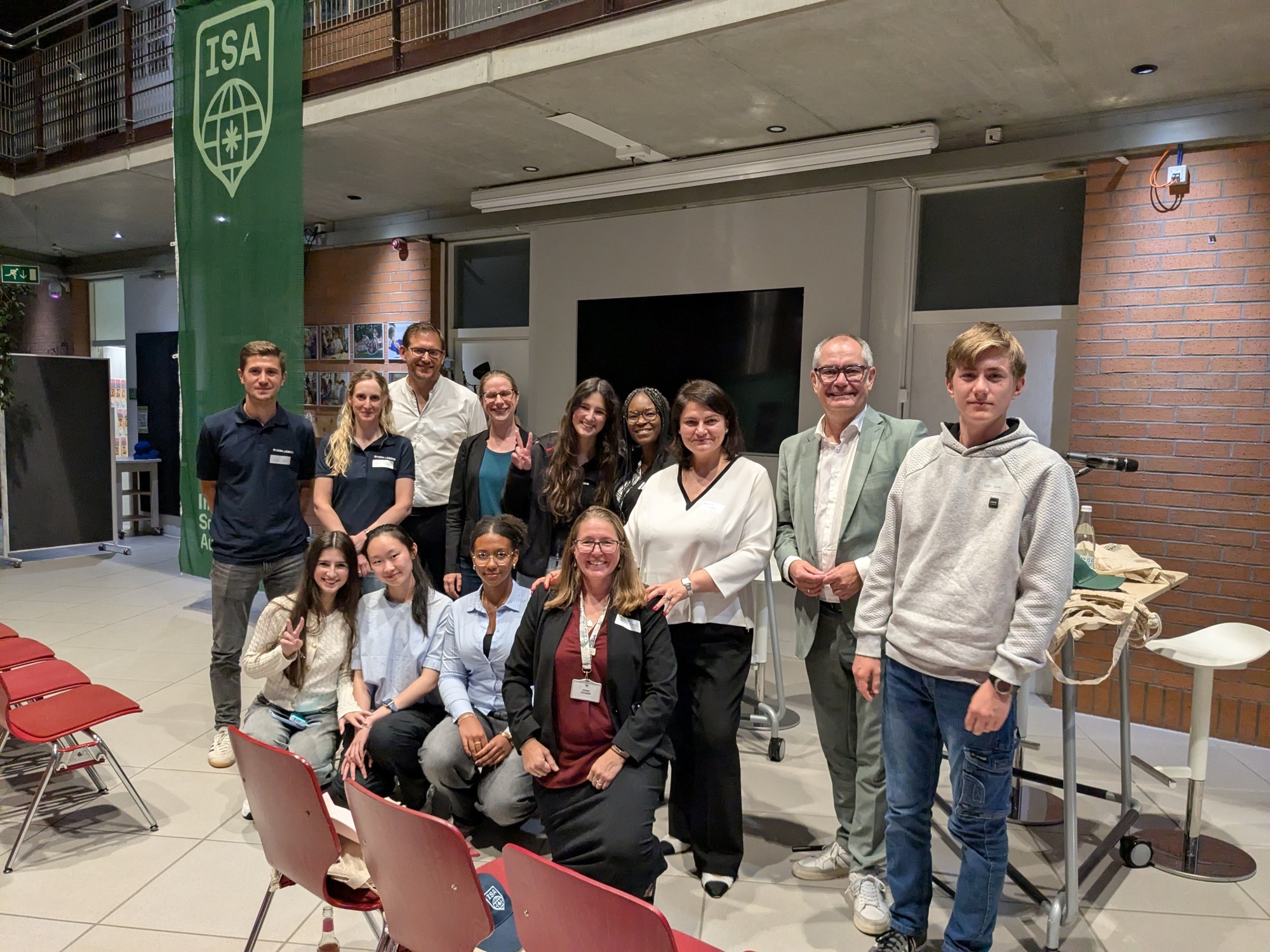 Hintere Reihe von links nach rechts: Christian Wörle (Kern Liebers), Caroline Warner, Yvonne Kay Odhiambo, Ramona Meinzer und Michael Wöhrle. Vordere Reihe ganz rechts: Dr. Jessamine Koenig (Schulleiterin der ISA). Foto: ISA