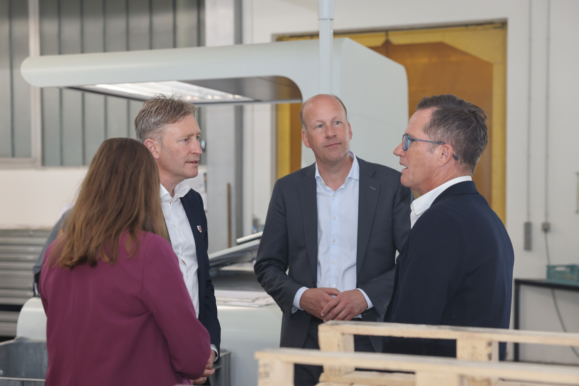 Bei einer Führung durch die Druckerei Bayerlein erhielten Landrat Martin Sailer (Zweiter von rechts) und Richard Greiner, Erster