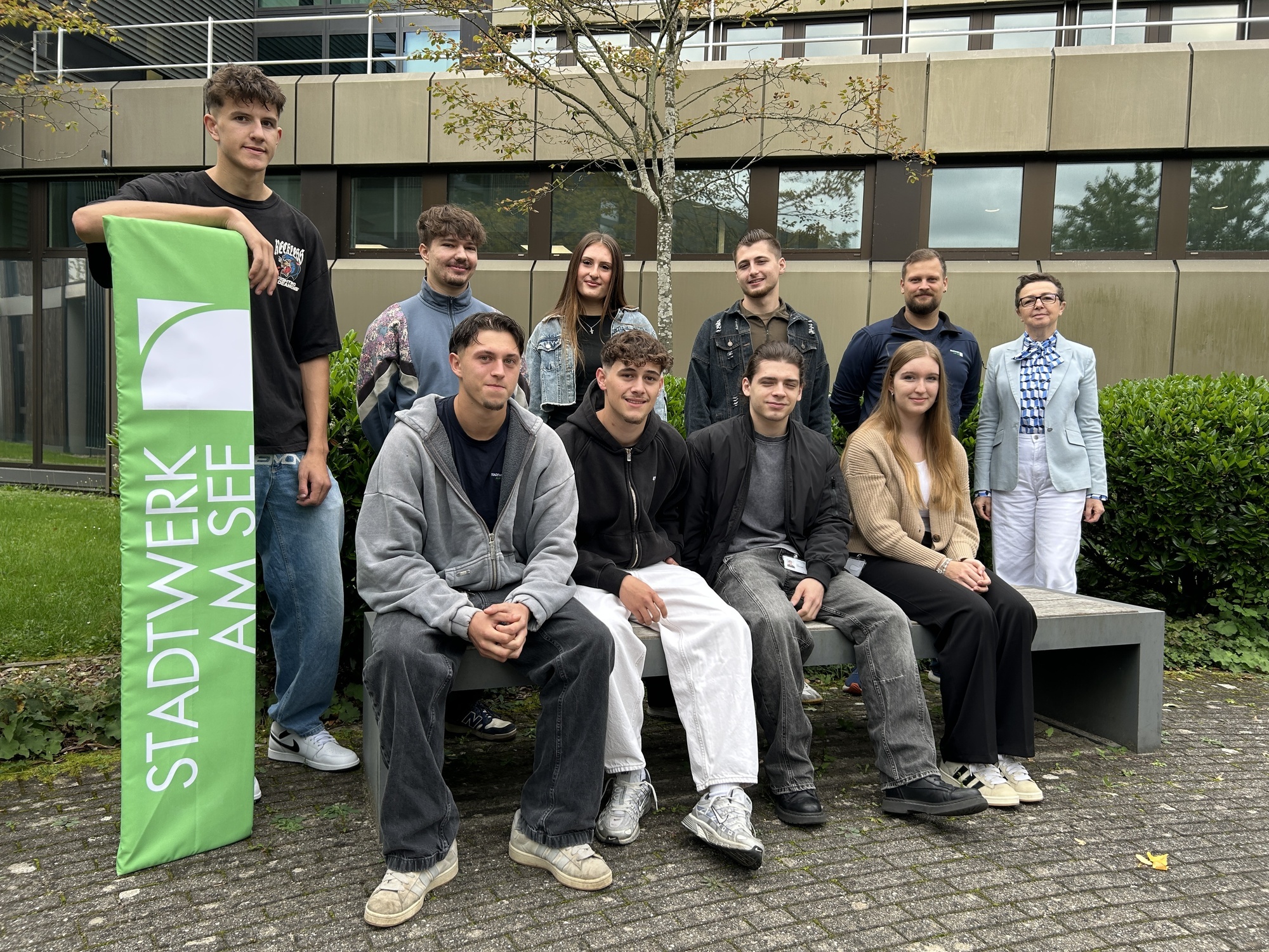 Hintere Reihe (stehend): Philipp Abt, Elijah Braun, Samantha Usinger, Bircan Ercan, Steven Rohde; technischer Ausbilder und Beat
