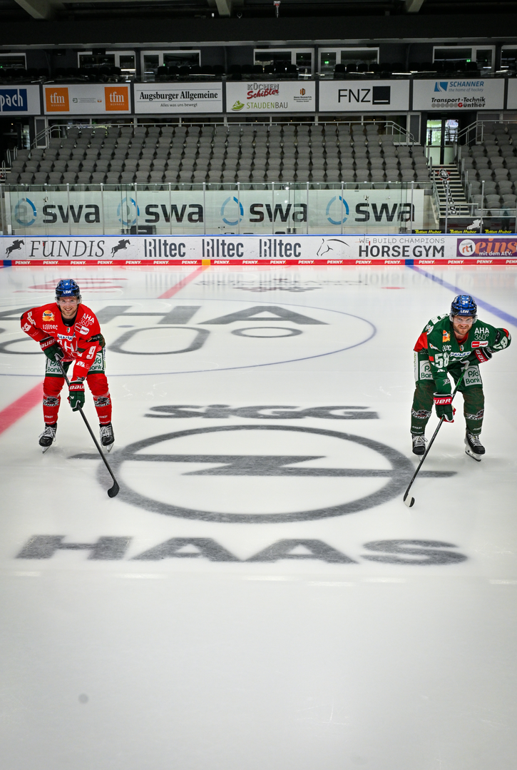 Augsburger Autohäuser werben mit Logo und Schriftzug im Curt-Frenzel-Stadion.