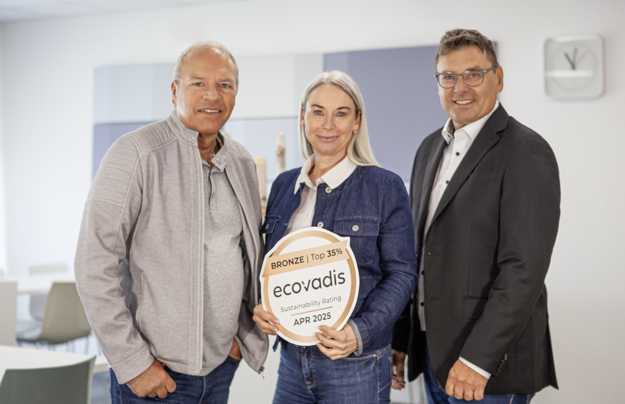 Sigel wurde erneut mit Bronze im Nachhaltigkeitsrating EcoVadis ausgezeichnet. Hans Wiedemann, Patricia Köhler, Thomas Schuster (v.l.n.r.) und Michael Schramm (nicht auf dem Bild) begleiteten den Bewertungsprozess. Foto: Sigel