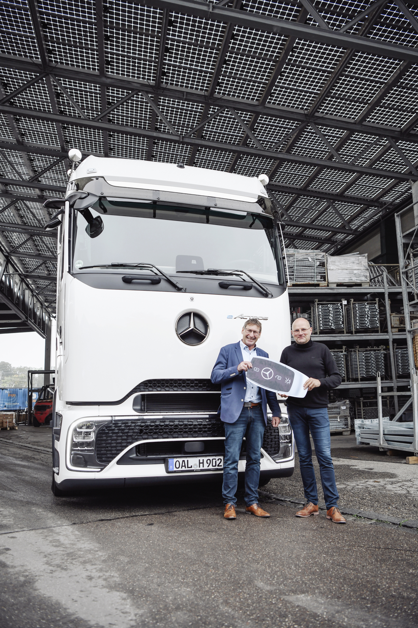 Symbolische Schlüsselübergabe (v.l n. r.): Rolf Hörmann, Geschäftsführer der Rudolf Hörmann GmbH &amp; Co.KG, undEnrico Prange, Verkaufsberater Lkw der Riess Gruppe, Niederlassung Kempten. Bild: Rudolf Hörmann GmbH &amp; Co. KG, Laura Hufstadt