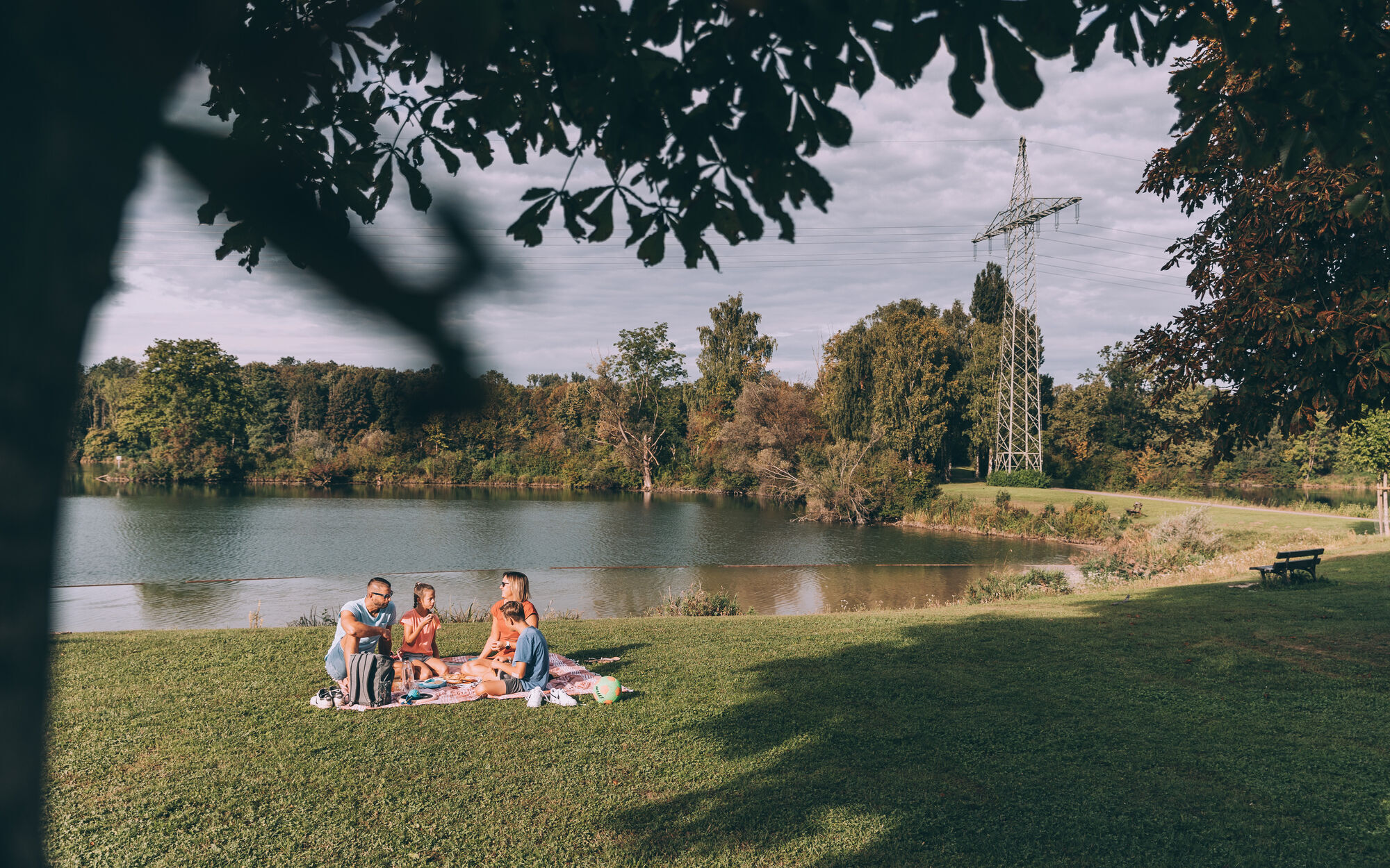 Familien-Picknick an den Filzinger Seen in Altenstadt im Landkreis Neu-Ulm. Bild: Tourismus Landkreis Neu-Ulm/Johannes Glöggler