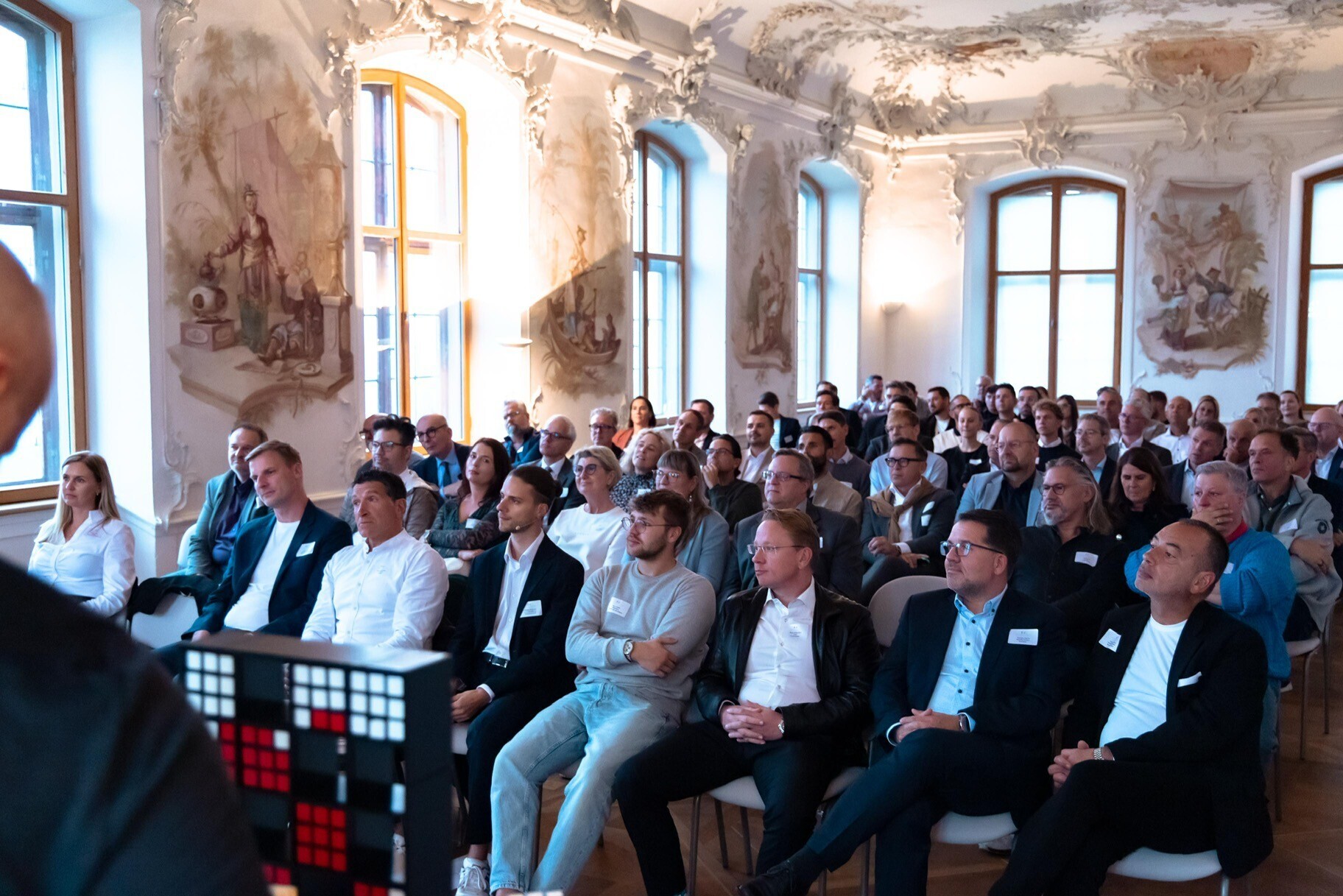 Rund 100 geladene Persönlichkeiten kamen im Schloss Leitheim zum persönlichen Austausch zusammen. Bild: Talente für die Region / Christian Gebler