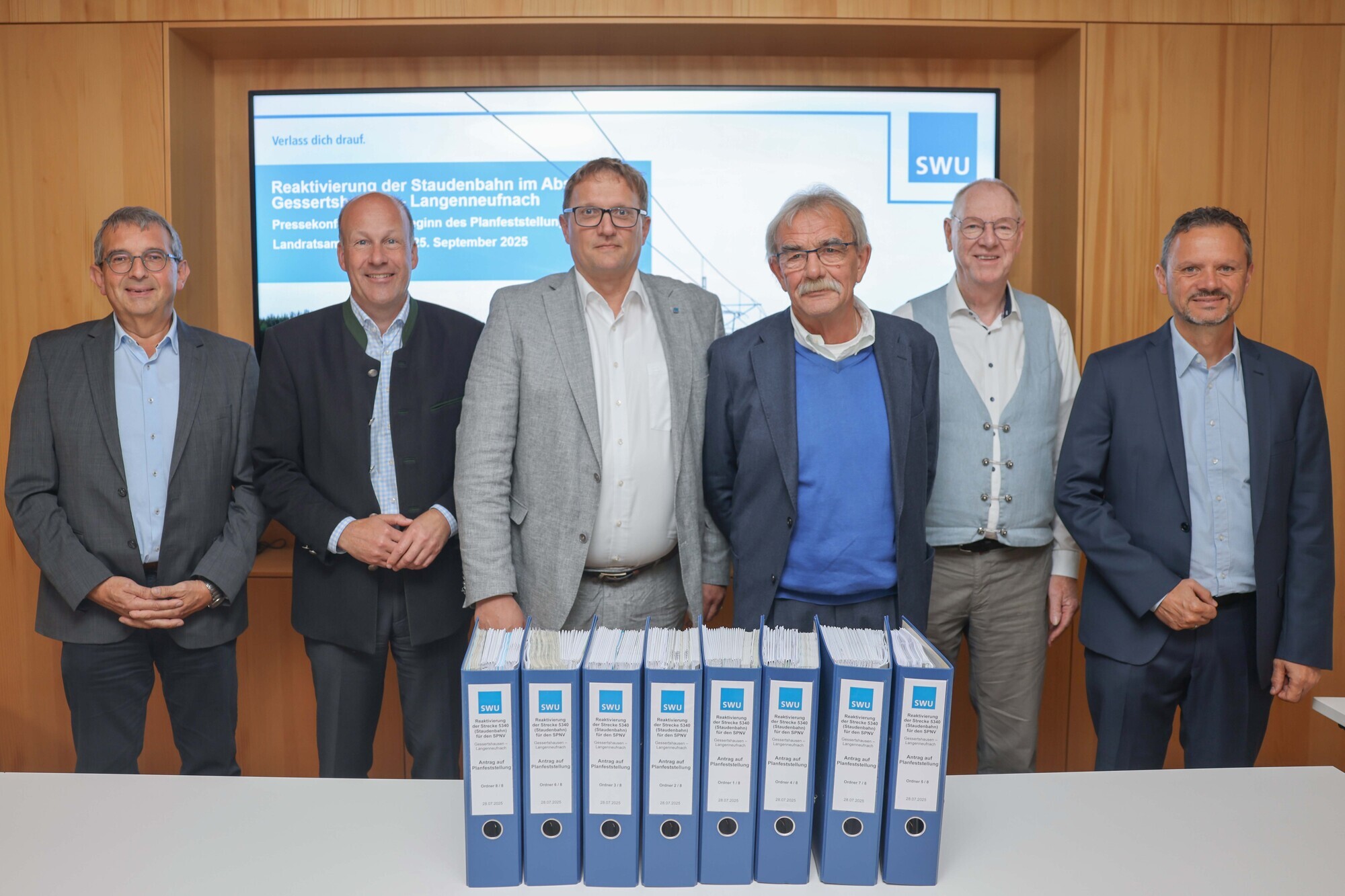 Pressekonferenz Reaktivierung Staudenbahn: (v. l. n. r.) Gerald Eichinger, Erster Bürgermeister Langenneufnach, Landrat Martin Sailer, Ralf Gummersbach, Geschäftsführer der SWU Verkehr GmbH, Peter Ziegelmeier, Erster Bürgermeister Fischach, Josef Böck, Vorsitzender des Staudenbahnschienenweg-Trägervereins und Jürgen Mögele, Erster Bürgermeister von Gessertshausen, mit den Unterlagen, die für das Planfeststellungsverfahren bei der Regierung von Oberbayern eingereicht werden. Foto: Annemarie Scirtuicchio