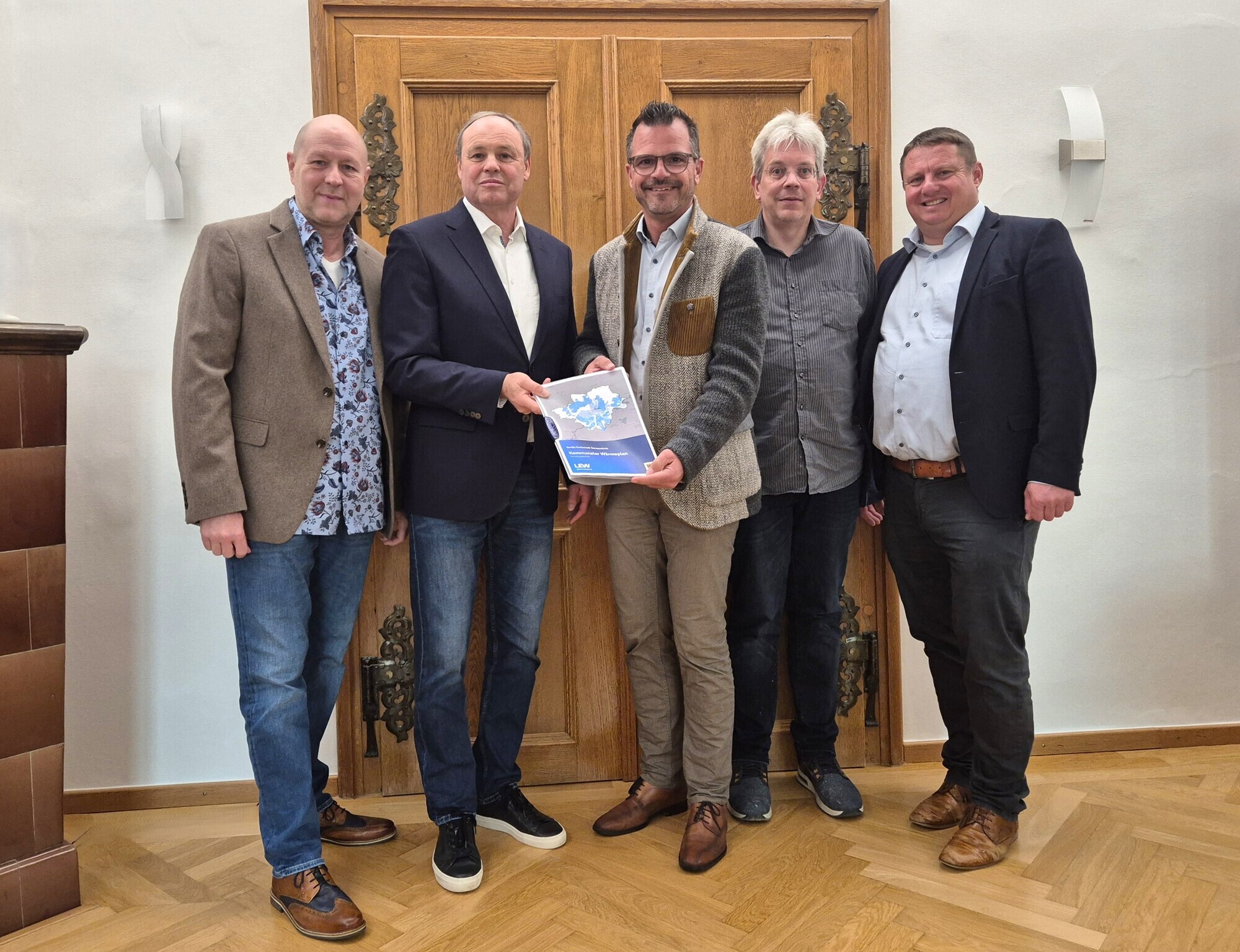 Vorstellung des kommunalen Wärmeplans: Von links nach rechts: Christian Bracharz (Projektverantwortlicher der LEW), Johannes Ste