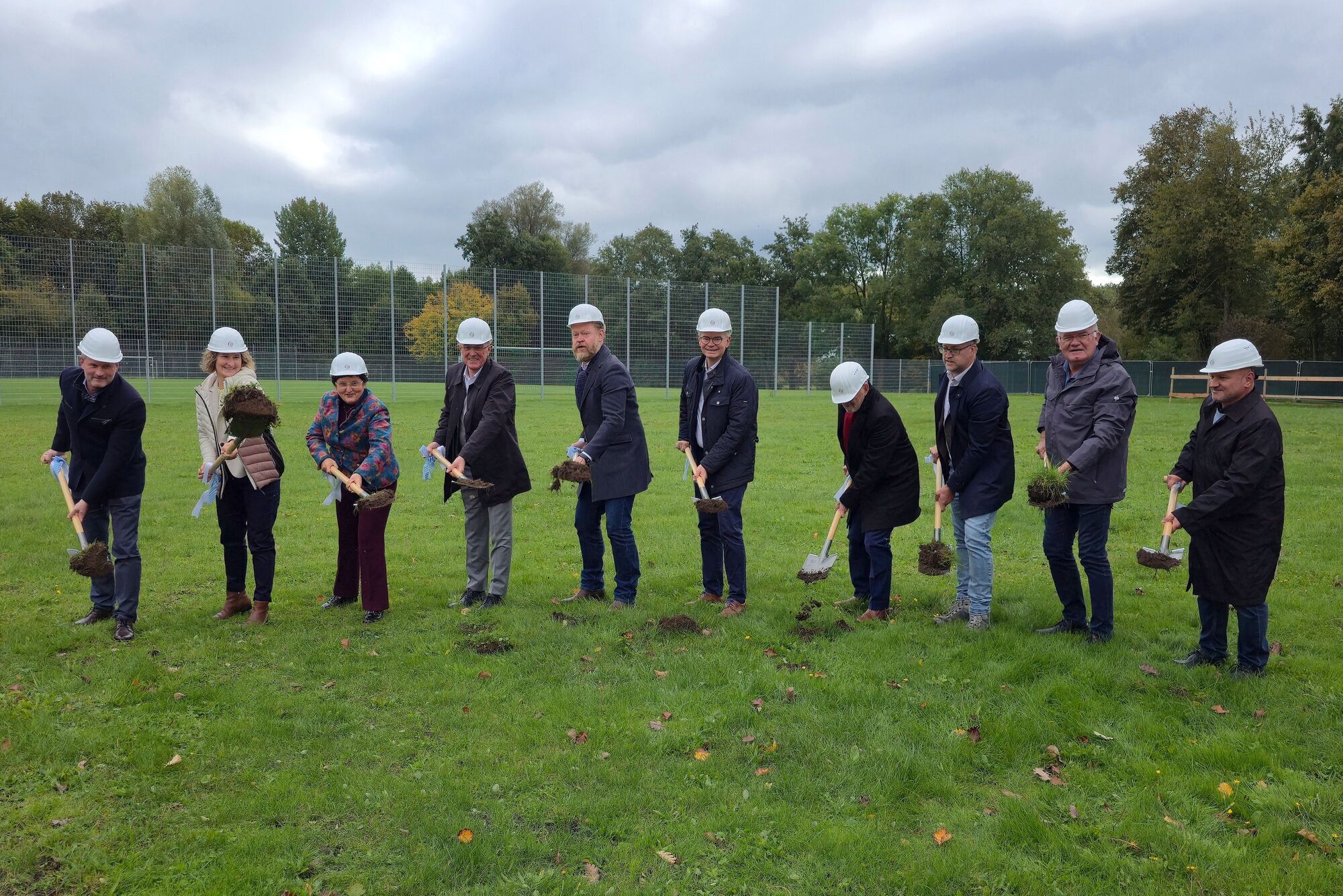 Beim symbolische Spatenstich für den Schulneubau in Aichach packten viele Hände mit an: Martin Völkel, Marina Jakob, Cornelia Ni