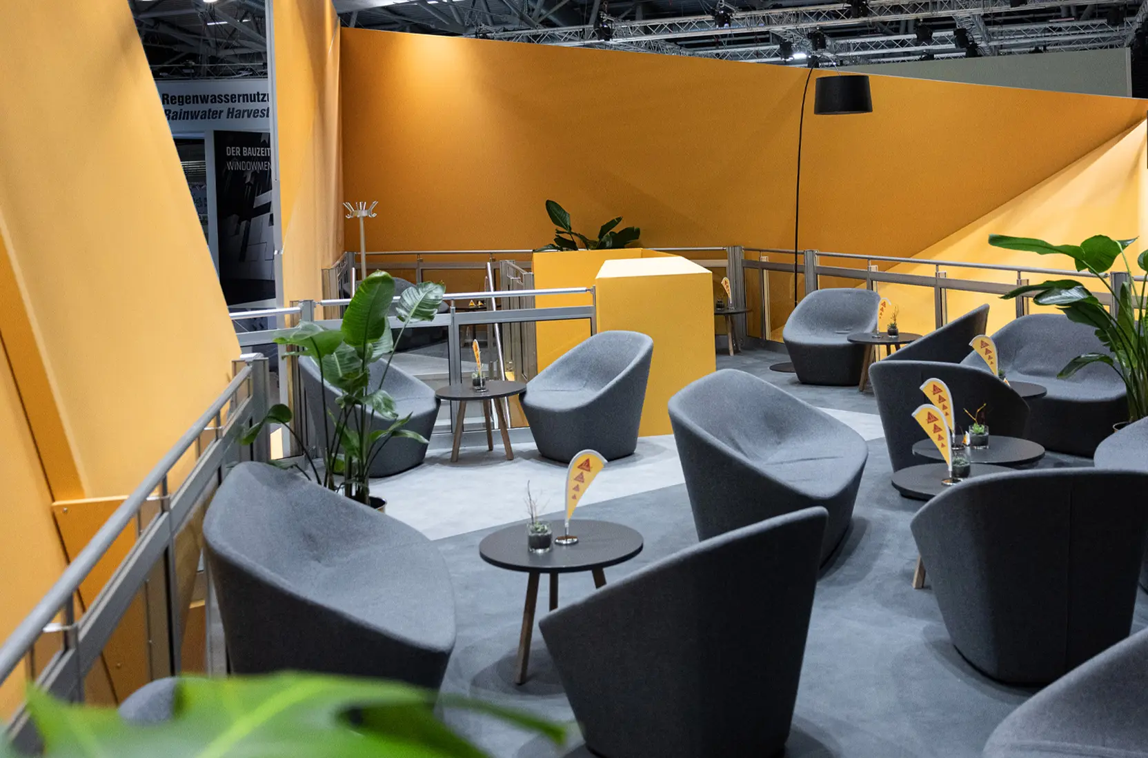 Loungefeeling auf der zweiten Ebene des Sika Messestandes.