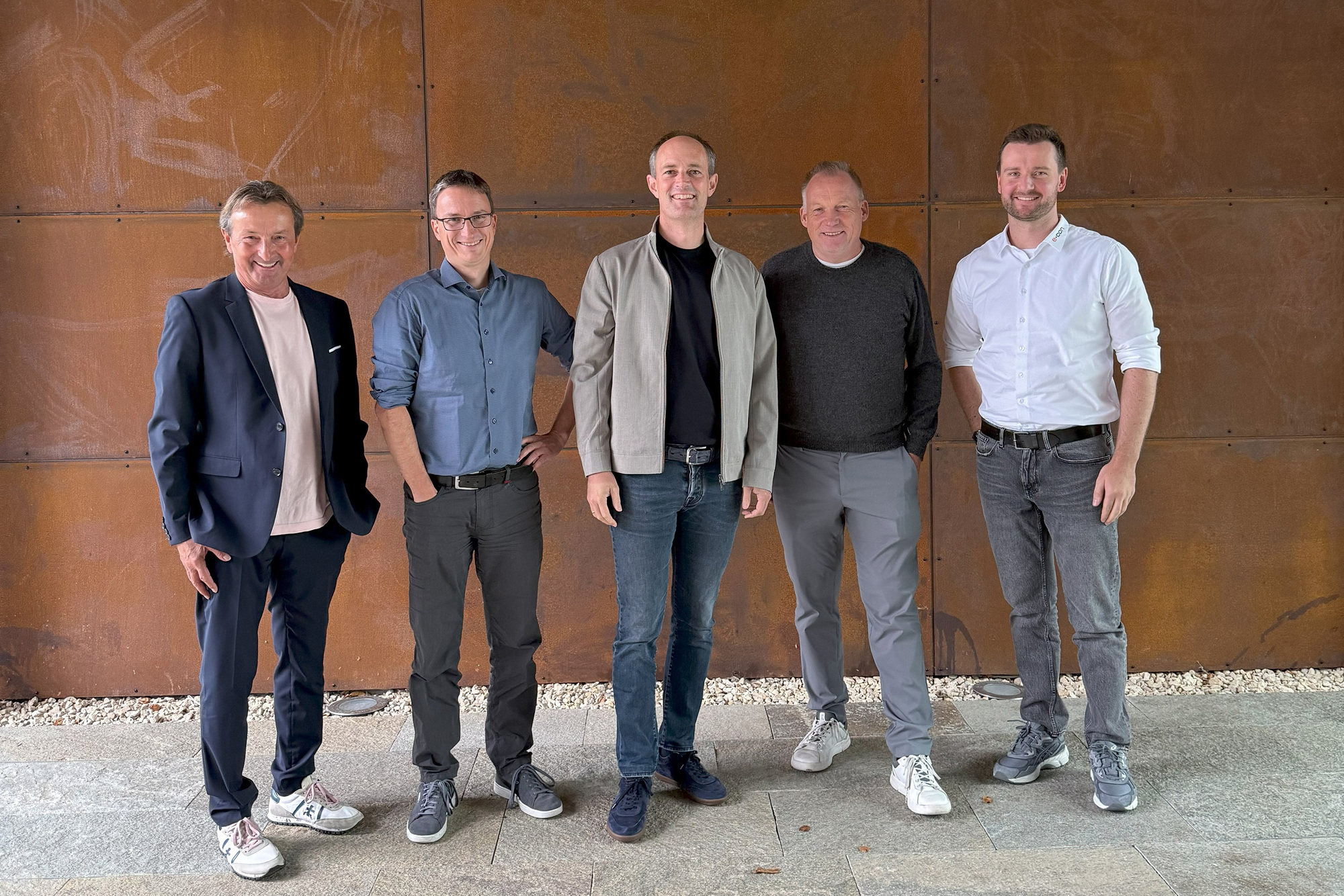 Das neue Unternehmen Regioheat soll Kommunen bei der Wärmewende unterstützen. Von links: Rudi Feil (Gesellschafter), Manuel Hommel (Prokurist GEO DATA GmbH), Christian Wild (Geschäftsführer/Gesellschafter), Andreas Müller (Gesellschafter), Peter Waizenegger (Vorstand e-con AG). Foto: Regioheat GmbH