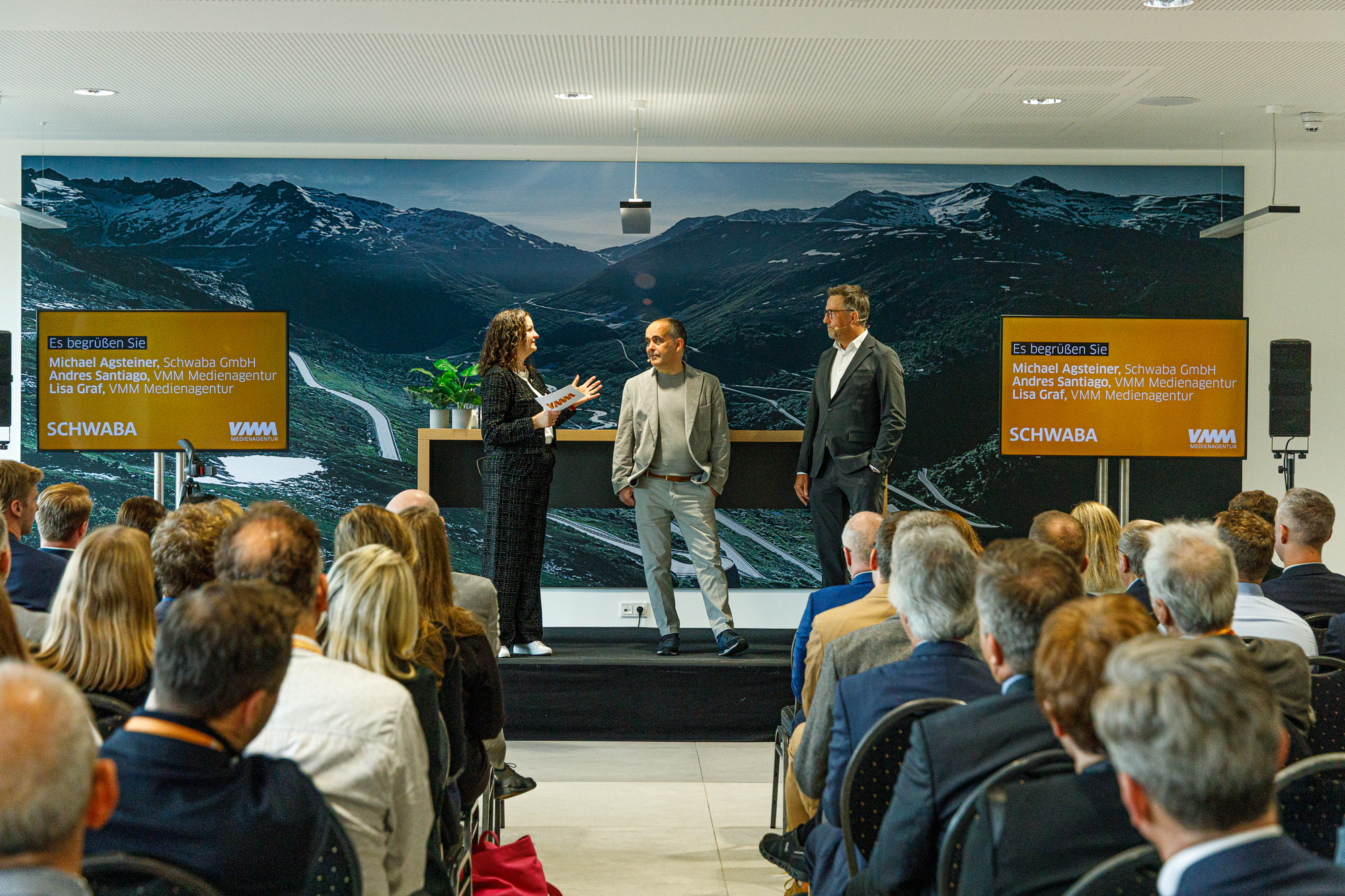 Das 22. VMM Mittelstandsfrühstück im Schwaba Gebrauchtwagenzentrum: Moderatorin Lisa Graf (l.) begrüßt die beiden Gastgeber Andres Santiago (Mitte), Geschäftsführer der VMM Medienagentur, und Michael Agsteiner (r.), Geschäftsführer der Schwaba GmbH. Foto: Bernd Jaufmann / B4BSCHWABEN.de